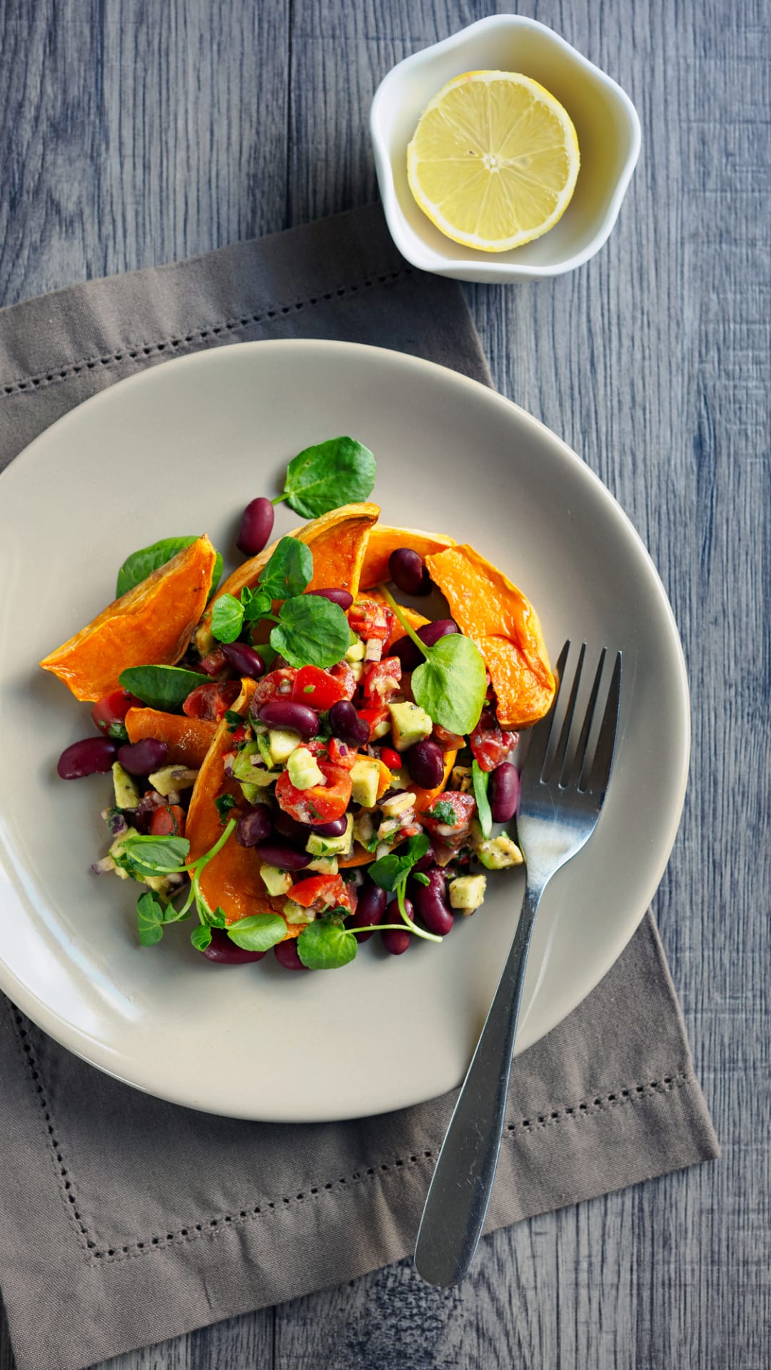 Cena rica en proteínas y baja en grasas, ensalada fría de frijoles y aguacate