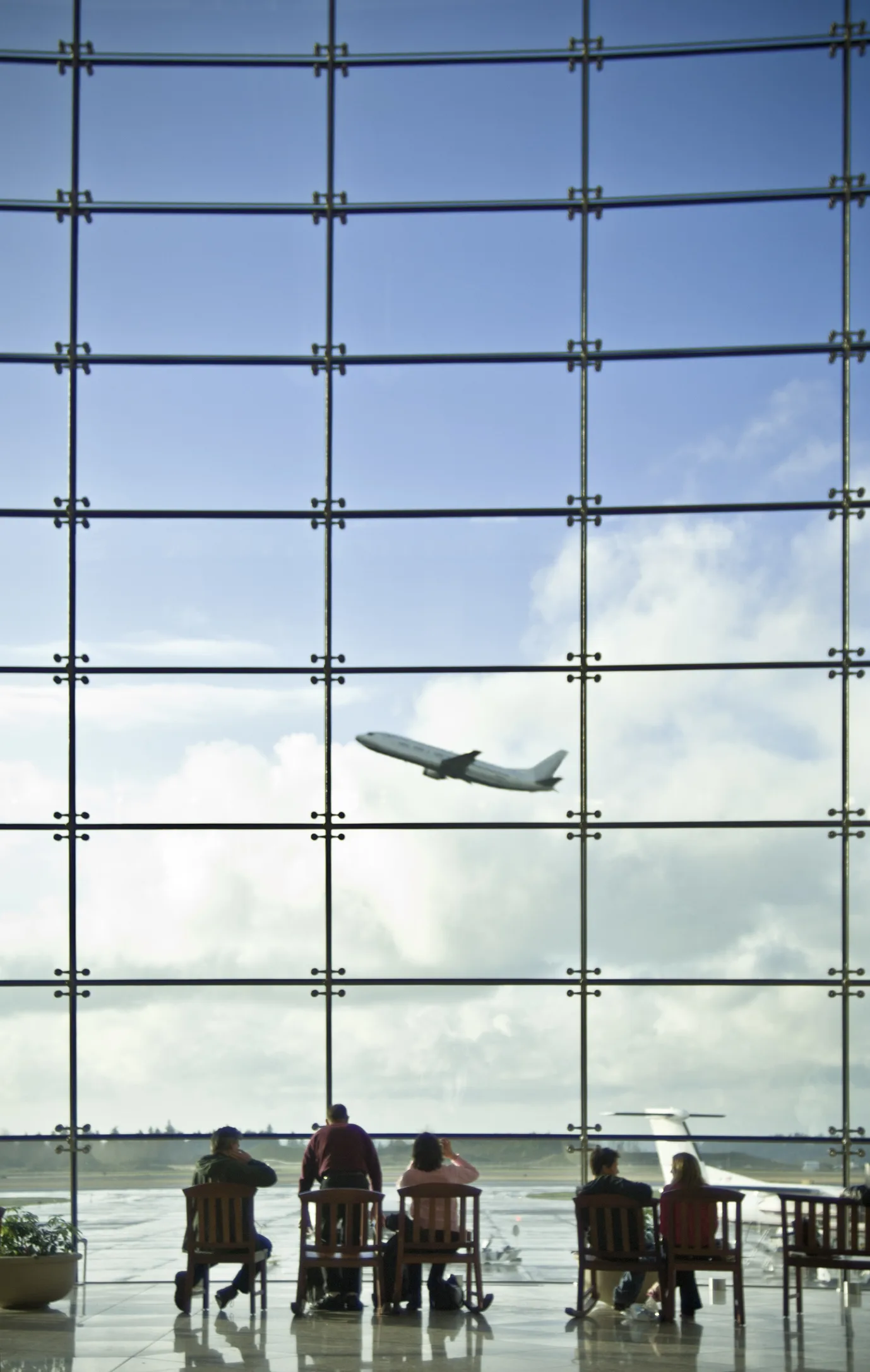 Qué hay que hacer si se pierde el avión por las largas colas en el aeropuerto