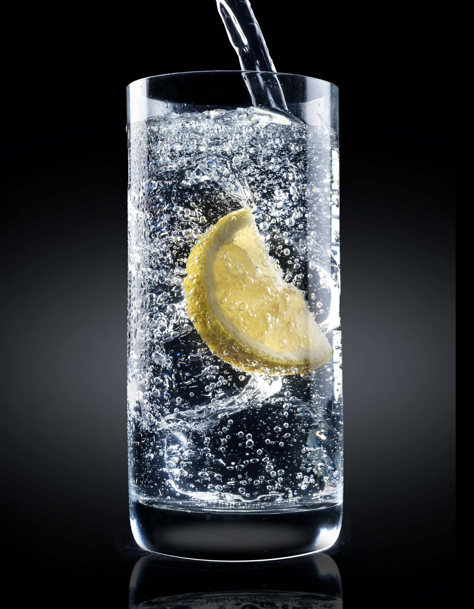 Cuáles son los beneficios de tomar agua con limón al levantarse