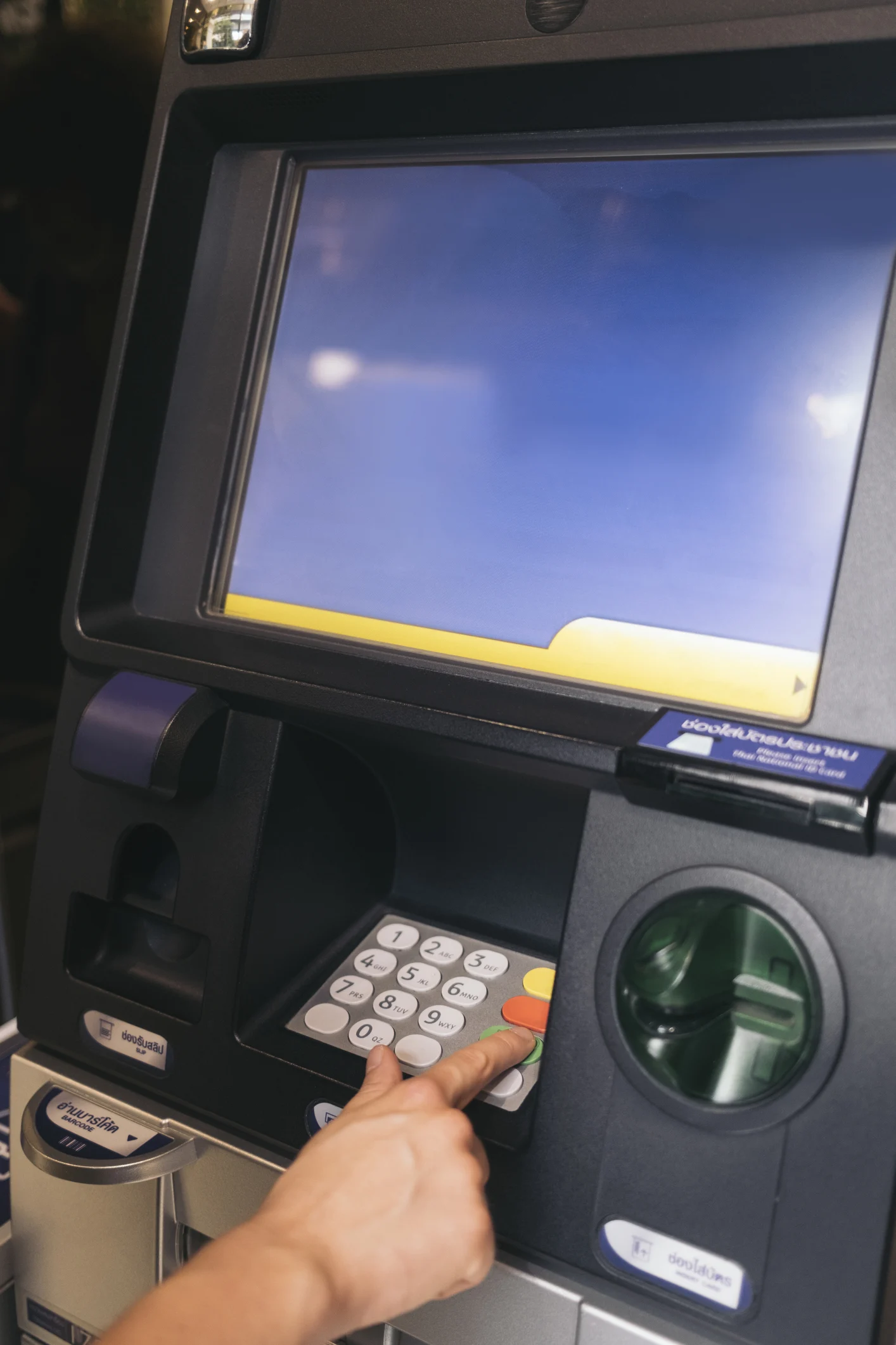 ¿Puedo sacar dinero del cajero automático en efectivo si no tengo la tarjeta física?