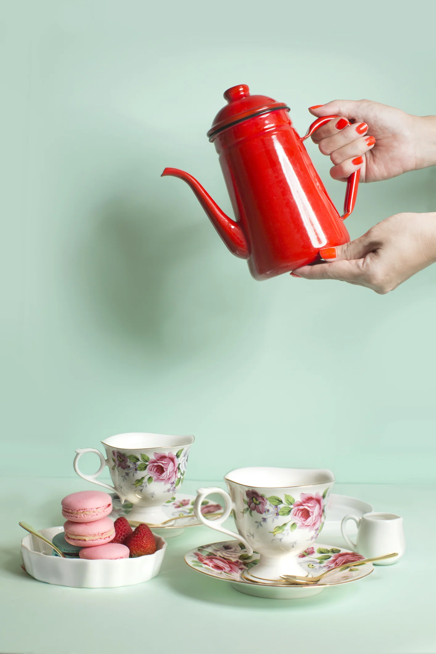 American living in the UK confuses people after revealing how to make British tea