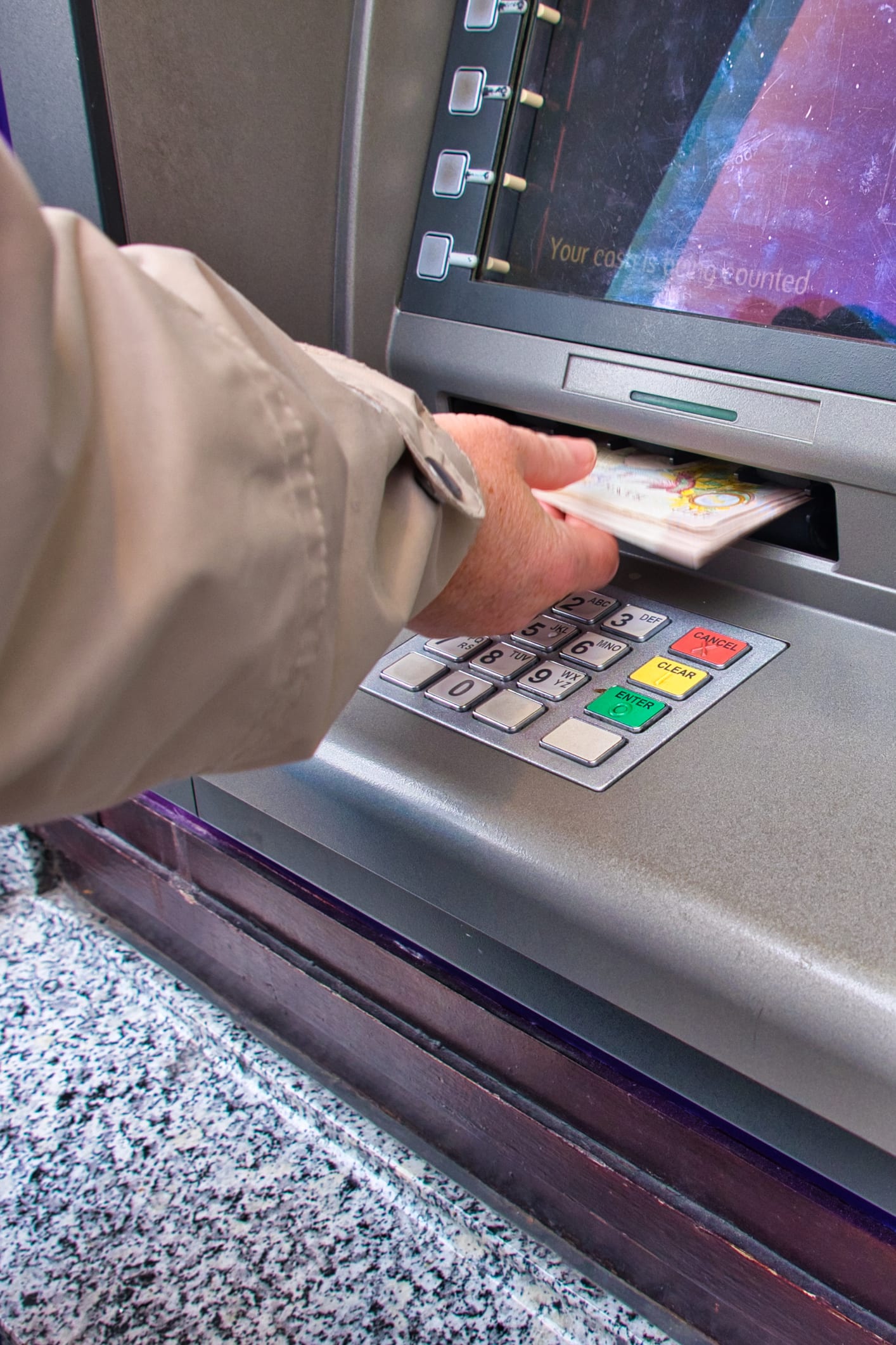 ¿Puedo sacar dinero del cajero automático en efectivo si no tengo la tarjeta física?