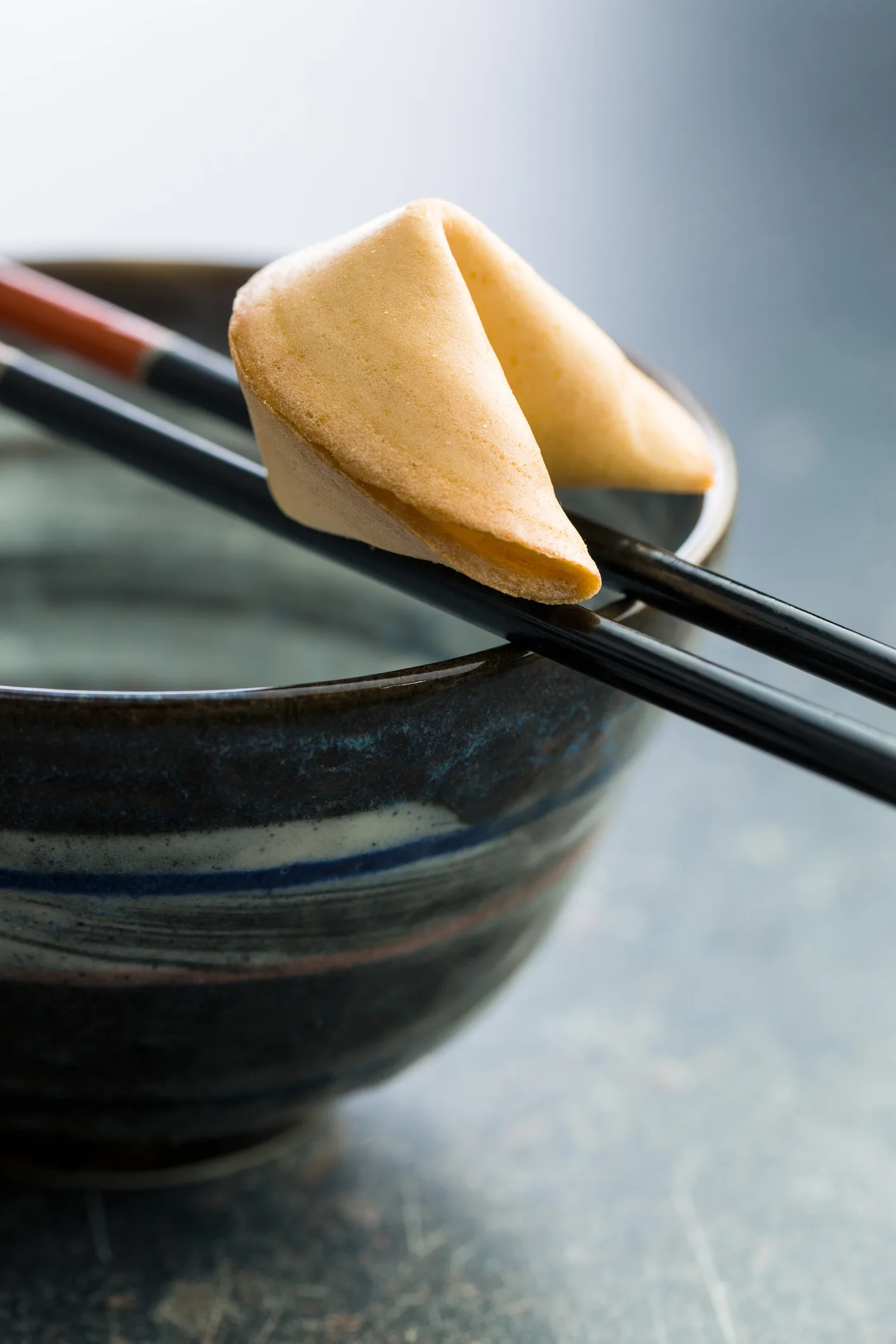 A tavola con le bacchette magiche: si sentono i sapori senza bisogno di salare i cibi