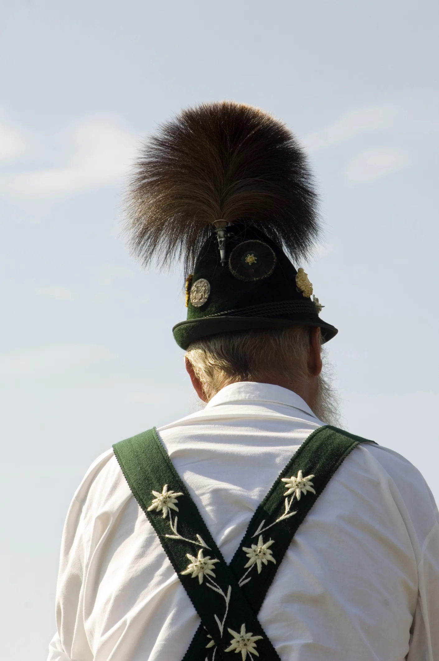 33 hommes posent avec les tenues traditionnelles de leurs pays