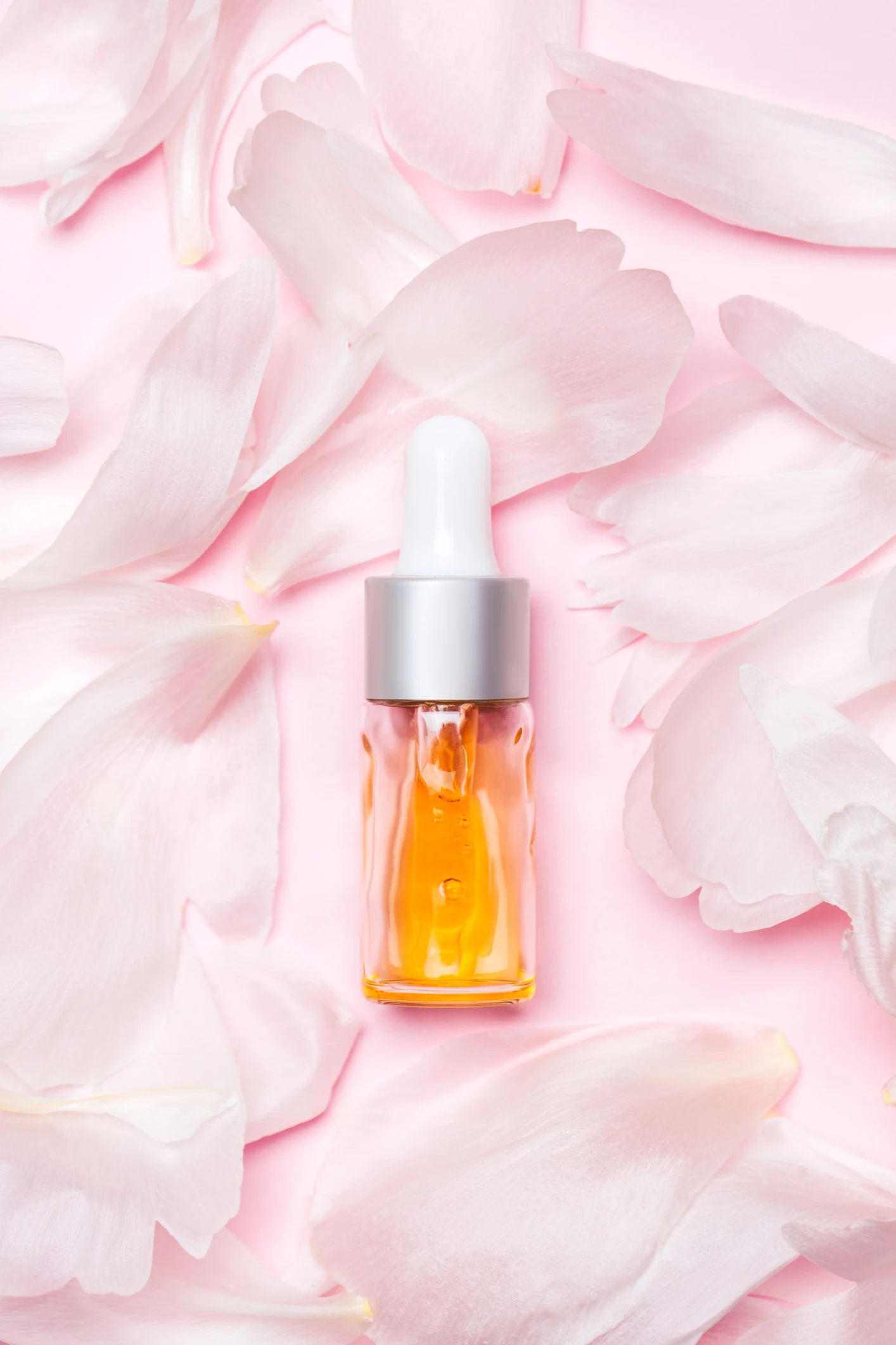 فوائد زيت الورد للوجه قبل النوم