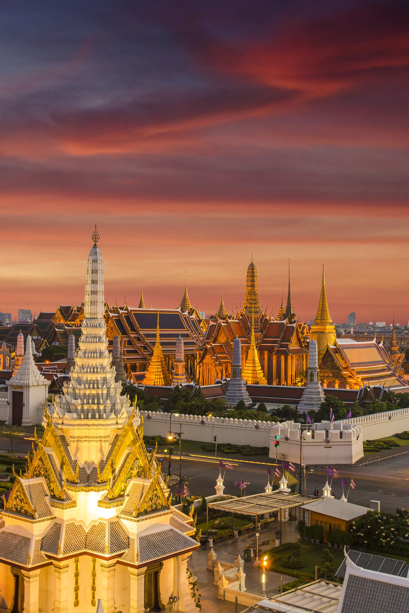นักท่องเที่ยวทึ่ง..มีนครวัดอยู่ในวัดพระแก้ว ไม่ต้องไปดูถึงเขมร! เรือสำเภาก็มีให้ดู!!