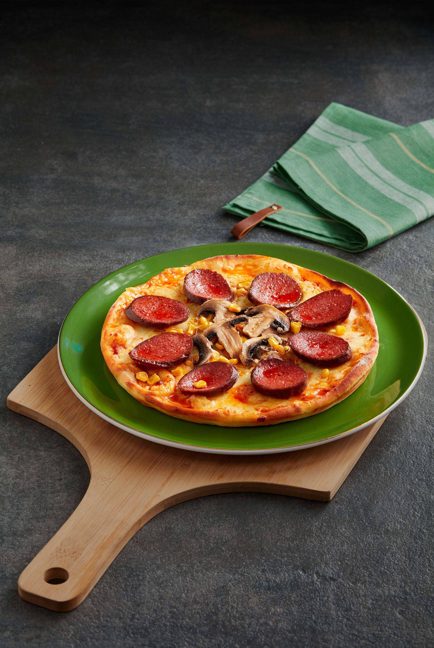 بيتزا ببيروني مصنوعة بمشروب غازي.. هل تجرؤ على تذوق هذا الطبق الجديد؟