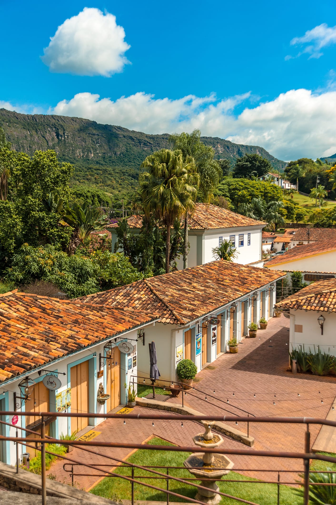 บ้านชั้นเดียวสีขาว ที่อยู่สบายกับธรรมชาติ