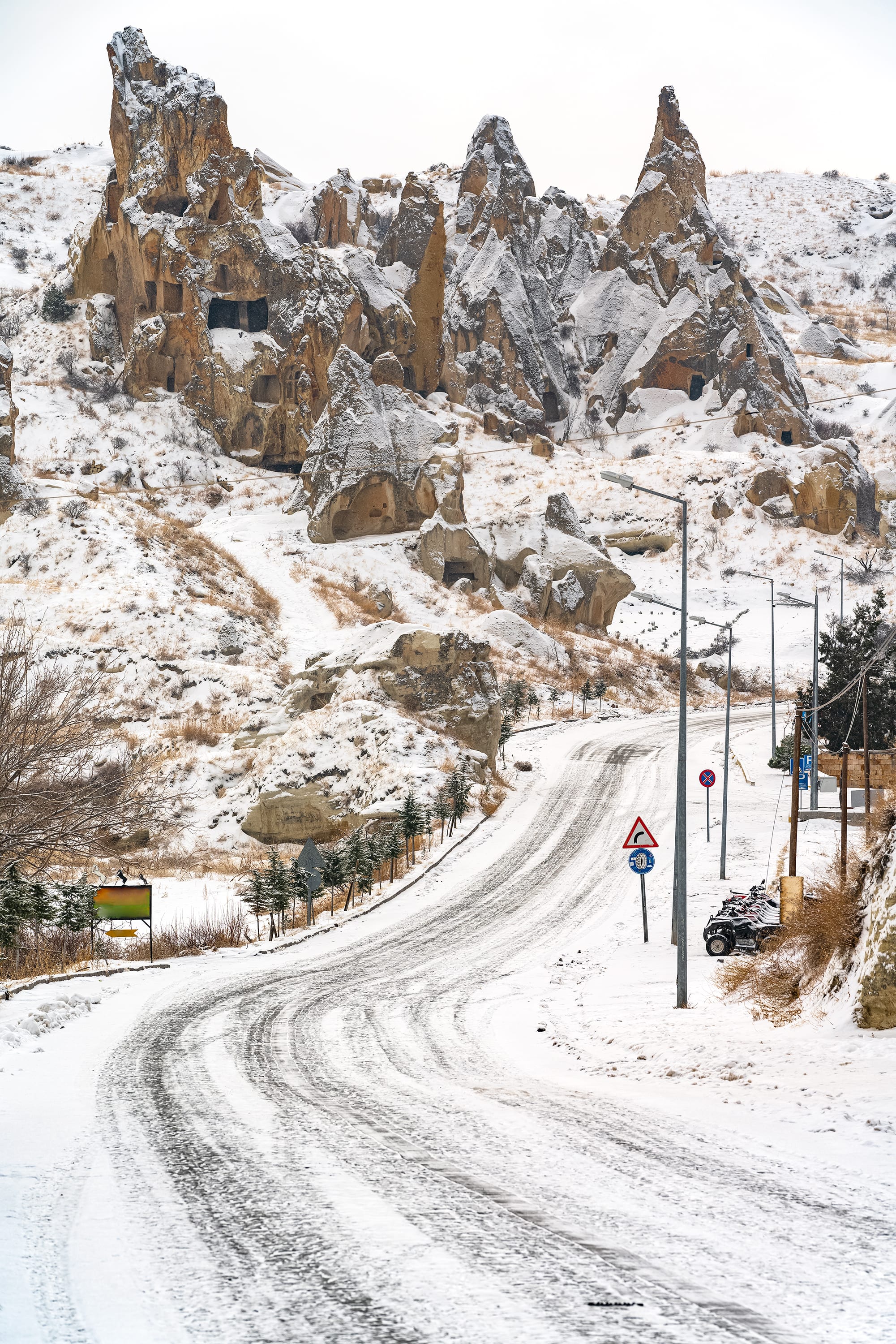 Heavy snowfall in Turkey disrupts flights, road traffic