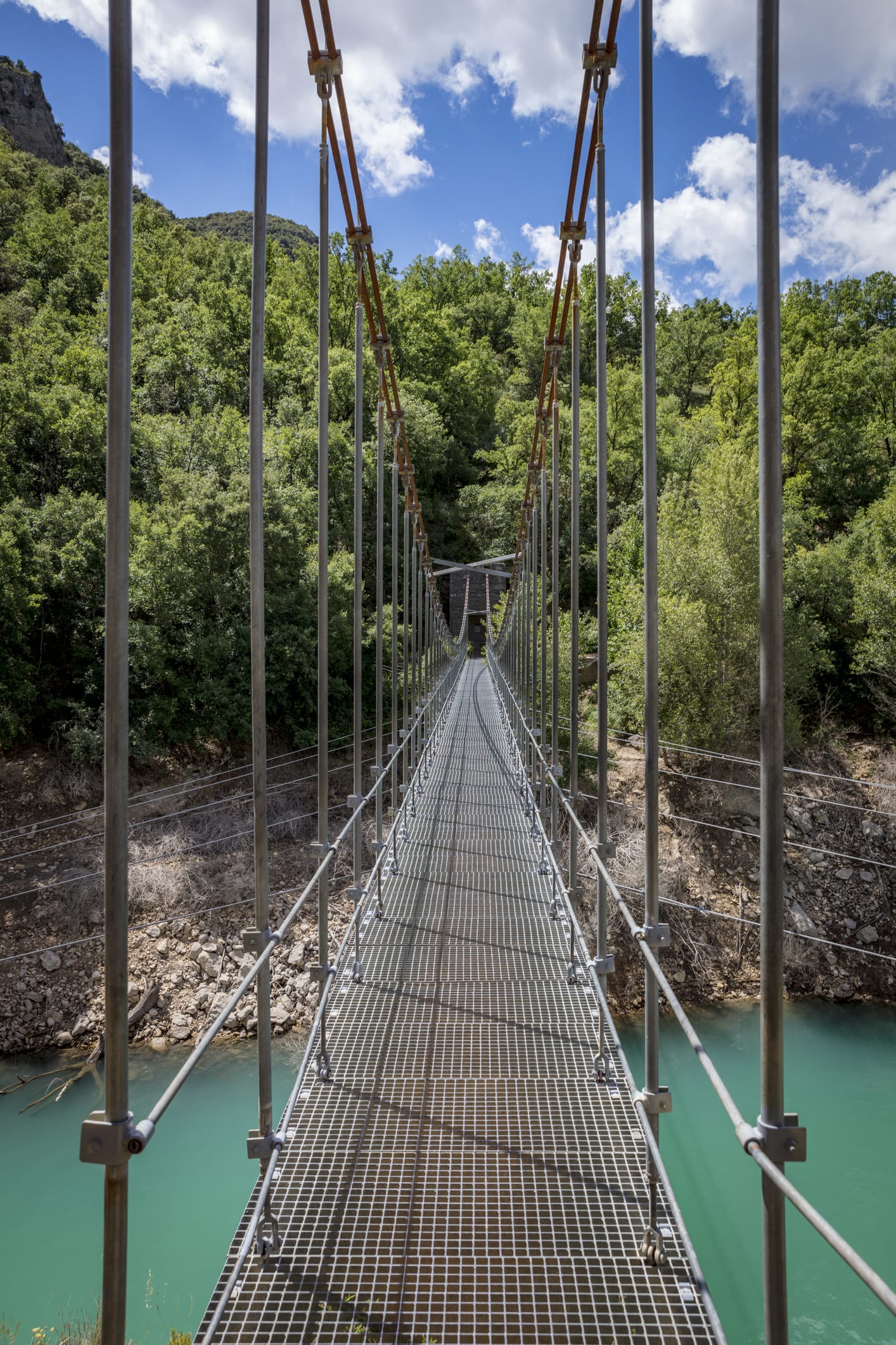 Los mejores desfiladeros y puentes colgantes de España para disfrutar dando caminatas