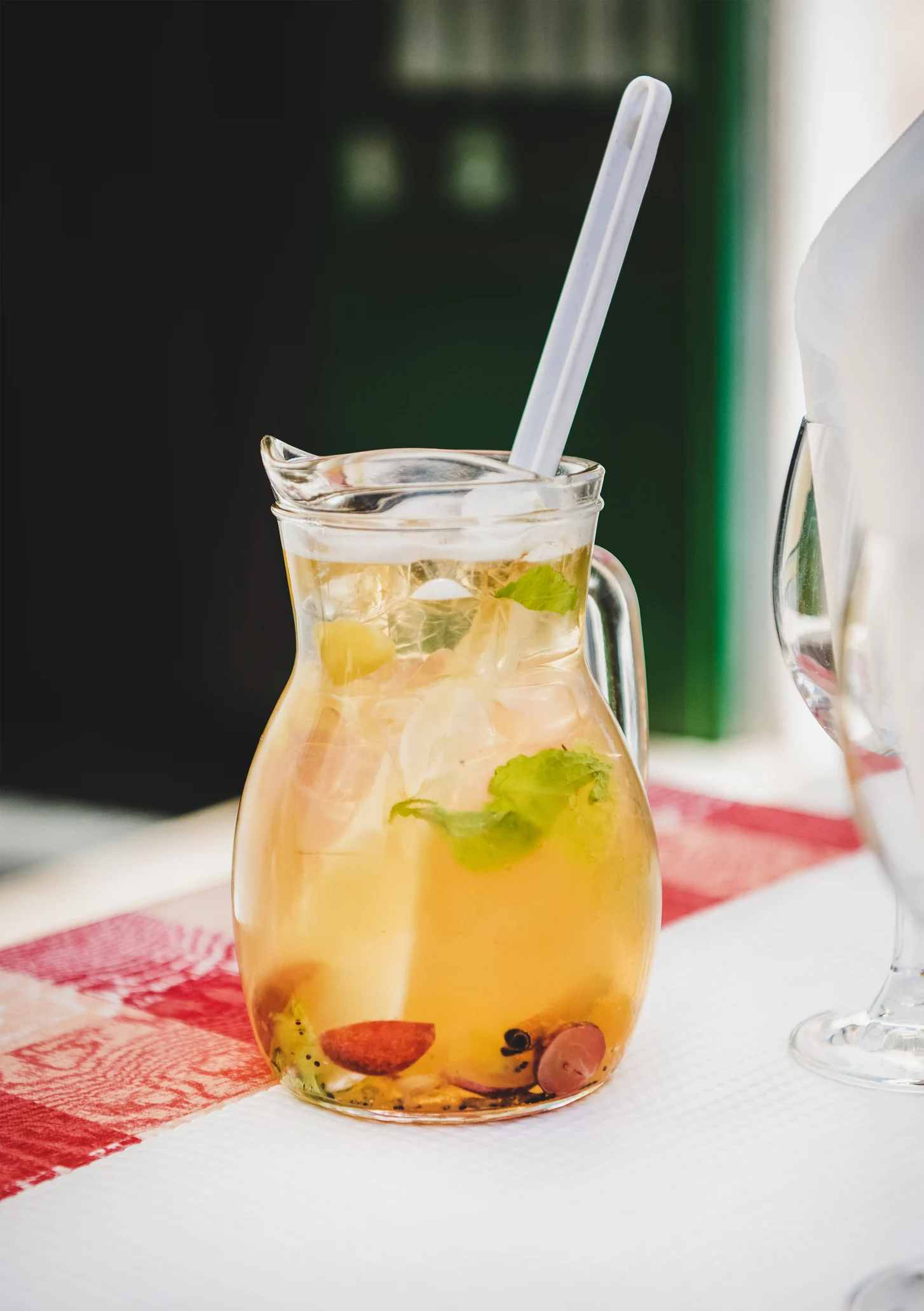 Easy White Sangria: the refreshing drink recipe made with white wine