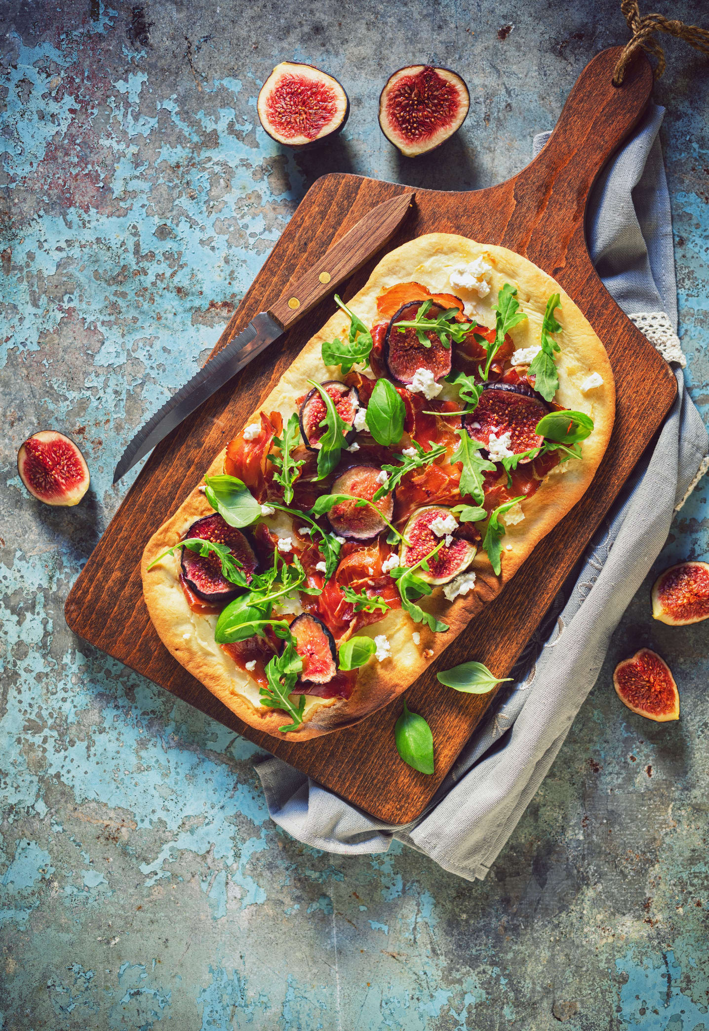 Receta especial de pizza de cerveza con jamón, higos y rúcula