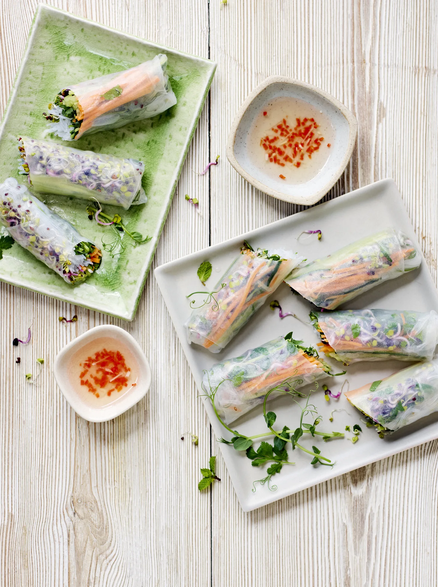 Gắp miếng gỏi cuốn chấm vô chén nước chấm rồi bỏ miệng, nghe lòng bổi hổi bồi hồi vì... ngon