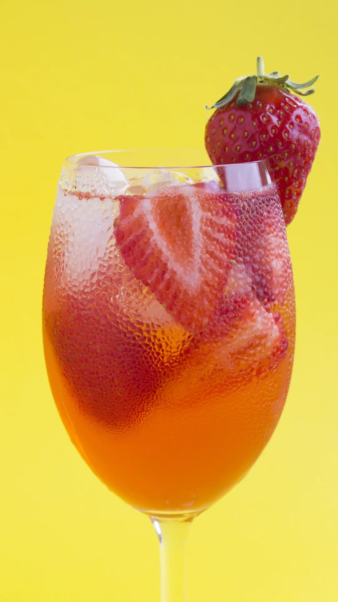 Refrescante, económica y muy fácil: agua de fresas ¡una delicia!