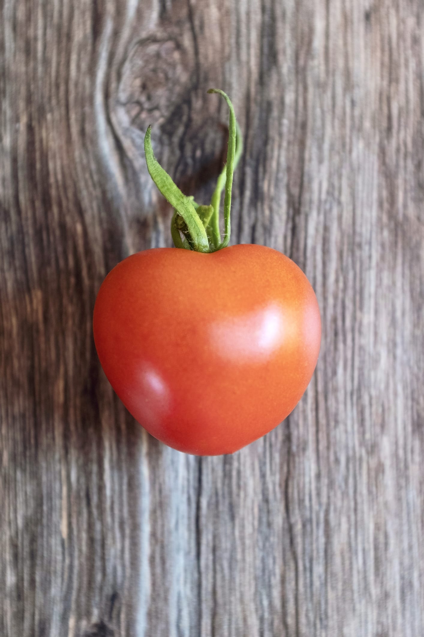 Este es el impacto positivo que ocurre en tu cuerpo cuando tomas tomate a diario