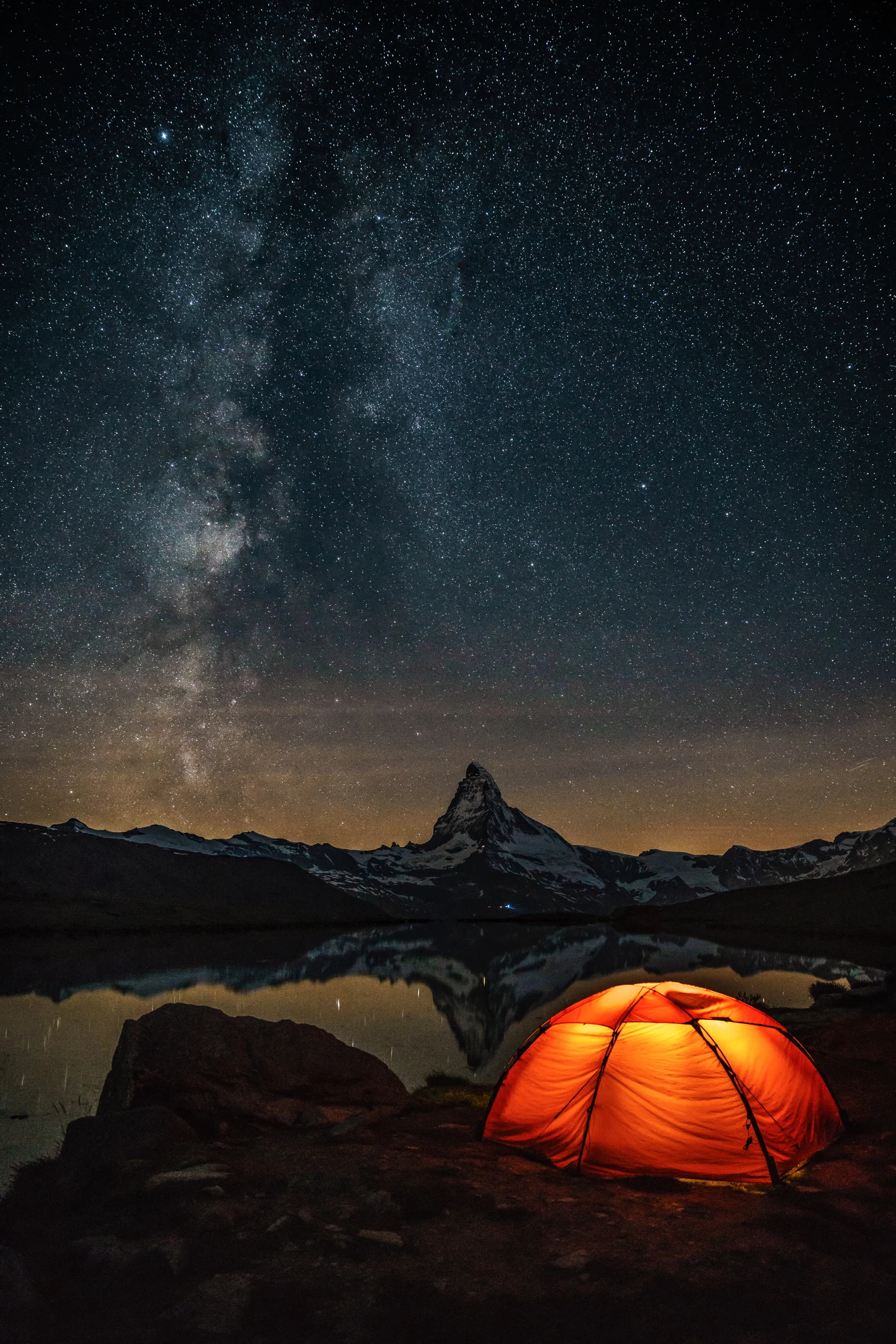 Du khách Việt cắm trại trên sông đóng băng