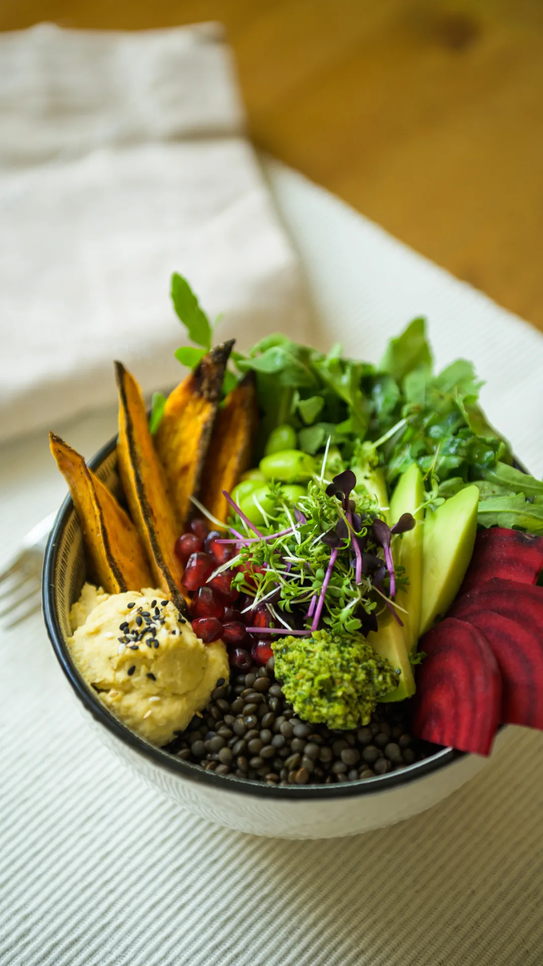 Cena rica en proteínas y baja en grasas, ensalada fría de frijoles y aguacate