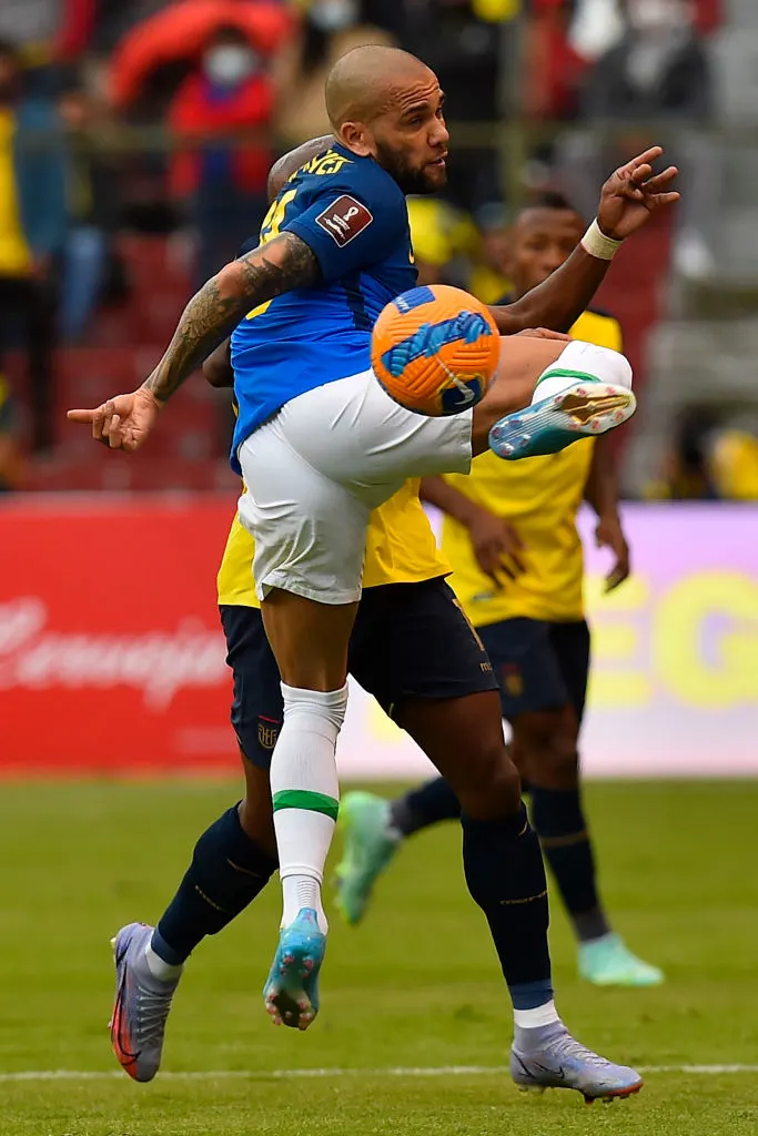 Dani Alves: ¿A cuánto asciende la fortuna del jugador esperado por el Pumas?