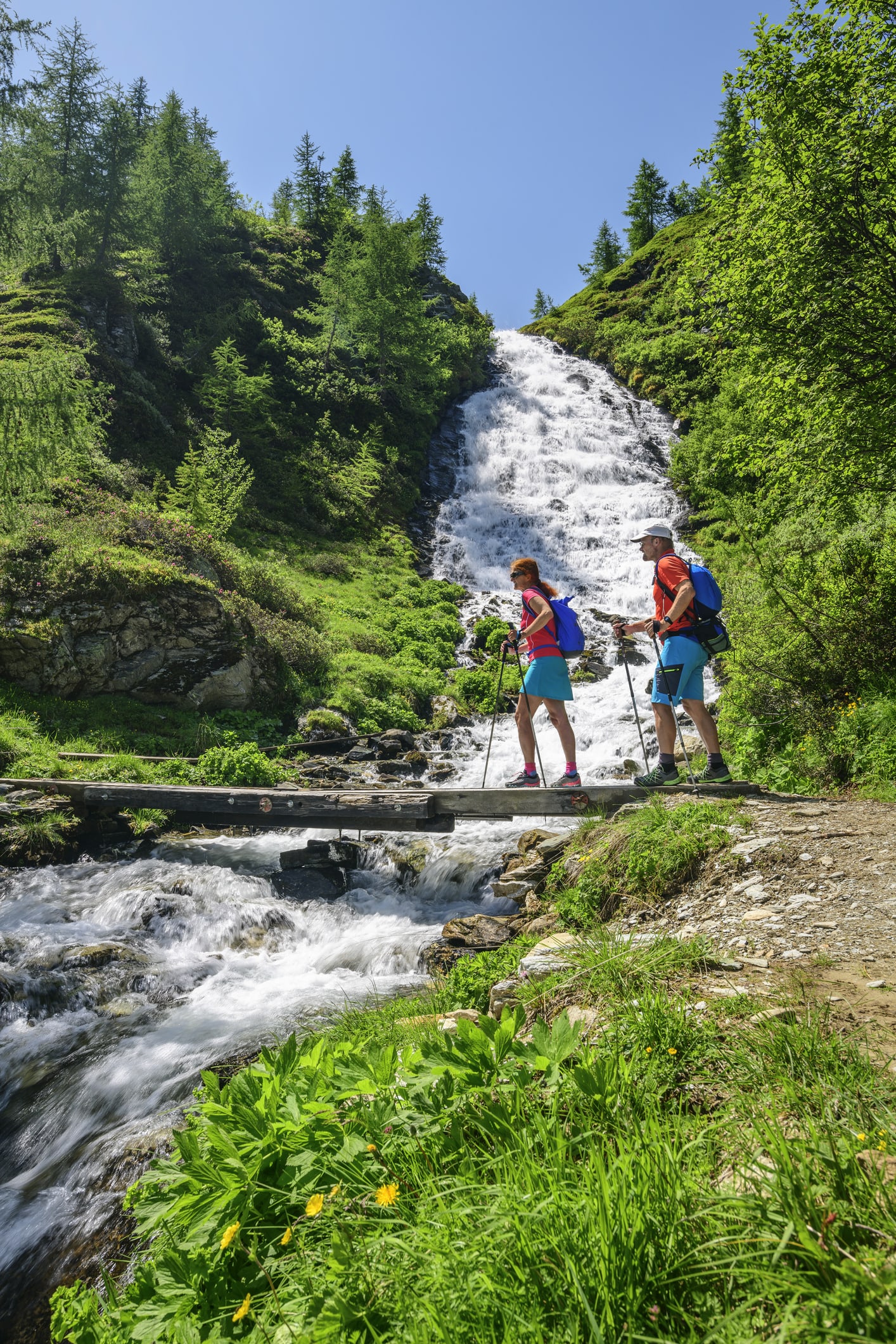 Couple quit jobs and sell everything to travel the world with their baby