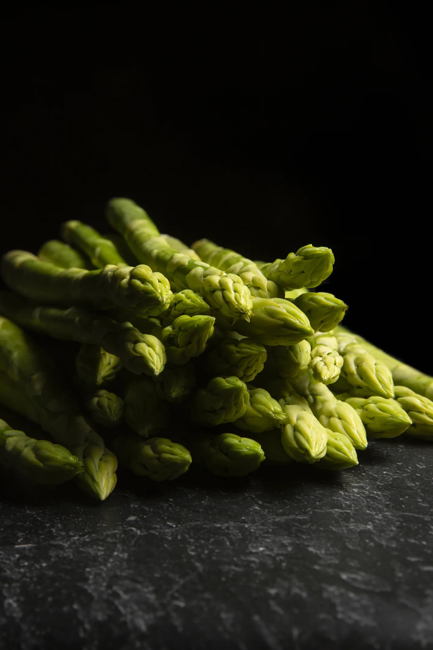 Espárragos verdes al limón con anchoas y parmesano: receta de puro sabor lista en menos de 30 minutos