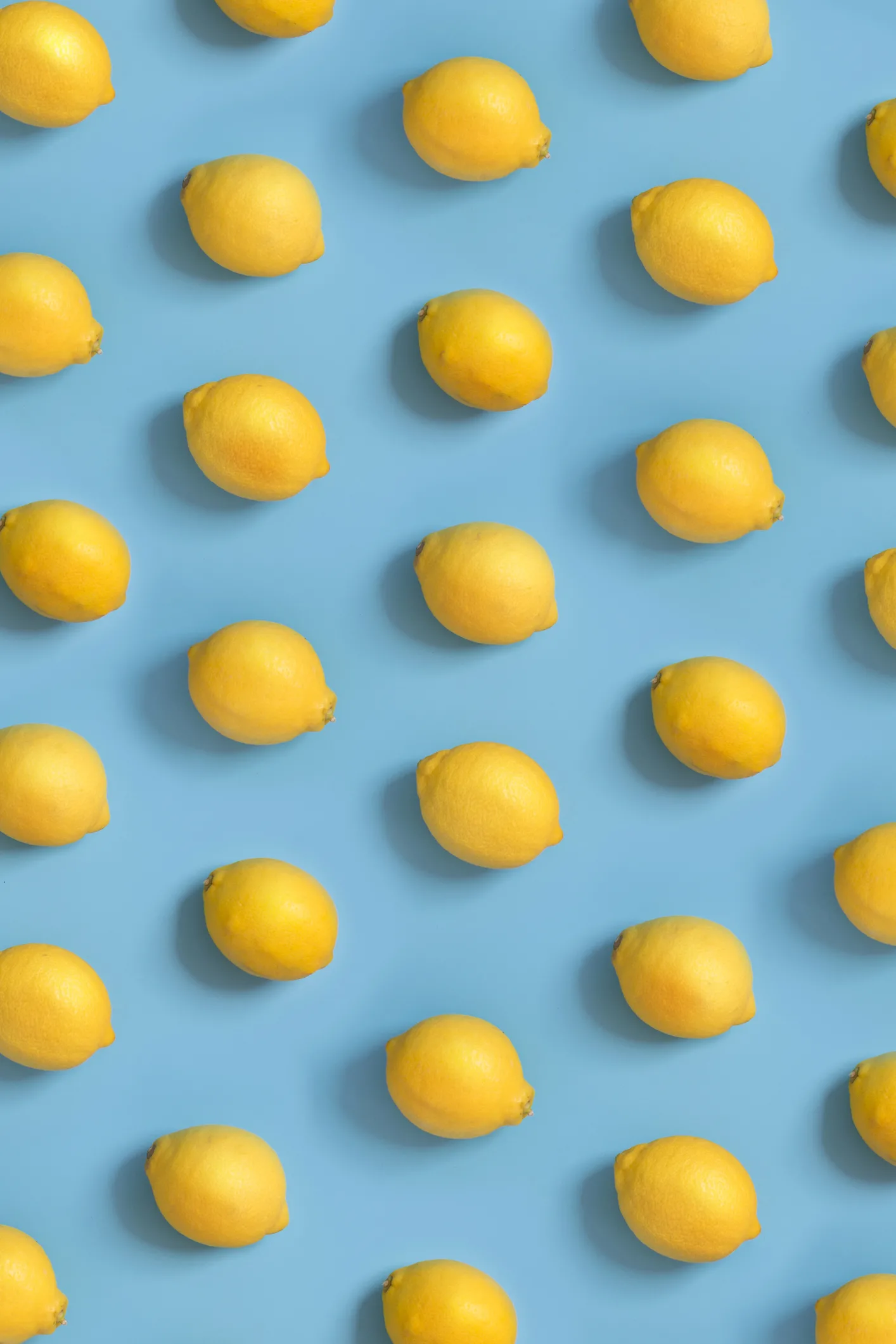 Ne jetez plus la peau de citron : 7 astuces utiles et étonnantes à tester à la maison et au jardin