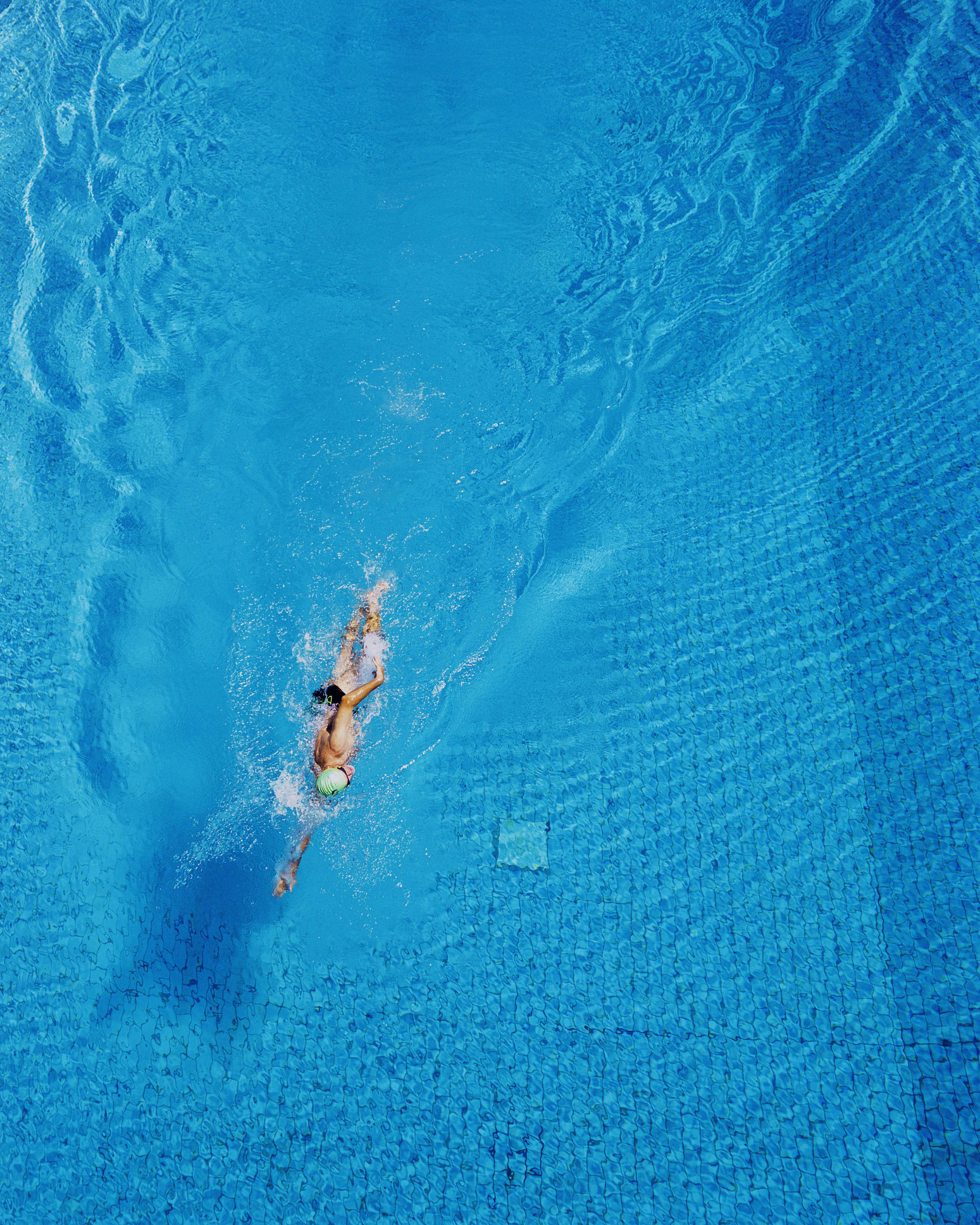 Does swimming build muscle?
