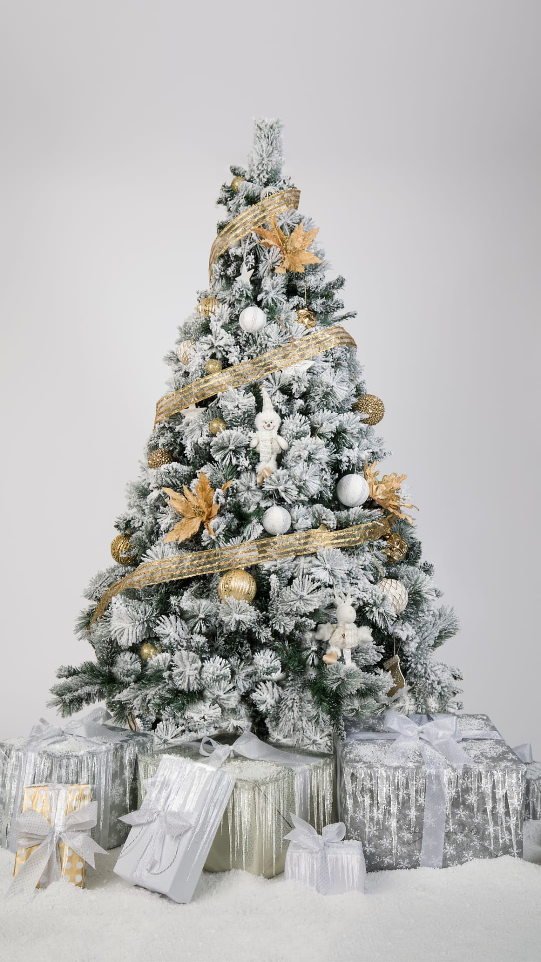 Shopper transforms her 10-year-old Christmas tree using snow spray