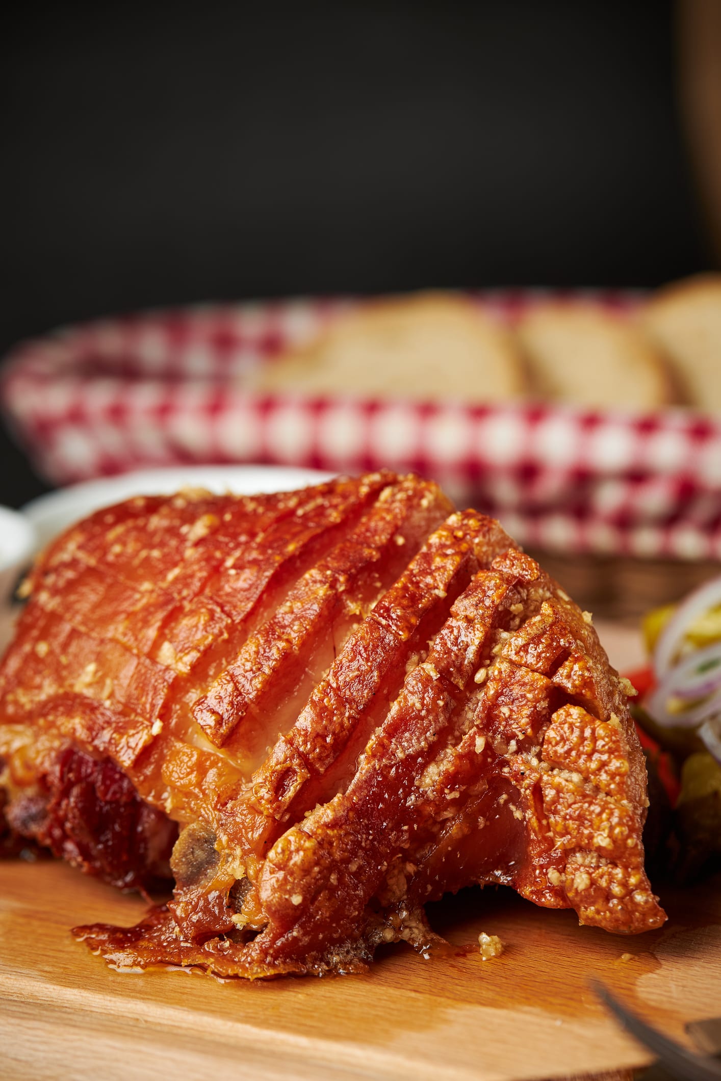 “หมูกรอบคั่วพริกเกลือ” ร้าน The waterside at Chedsadabodin By Mickey