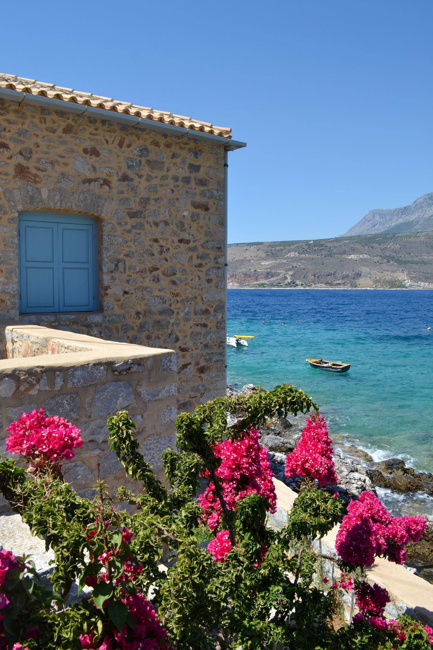 Η παραλία της δυτικής Μάνης με θέα τον Ταΰγετο (video)