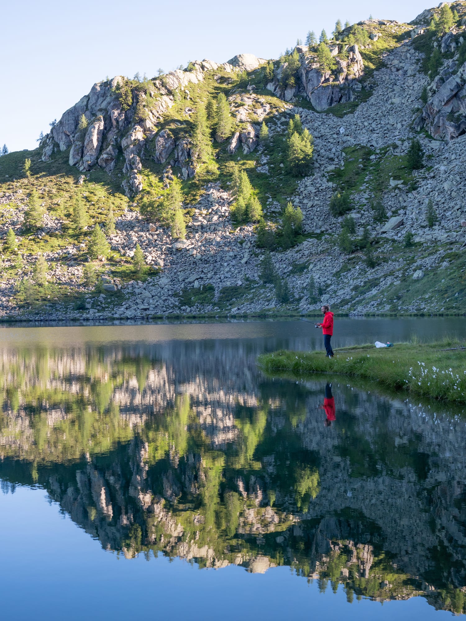Fishermen Help Two Stranded Baby Bears Drowning in Lake