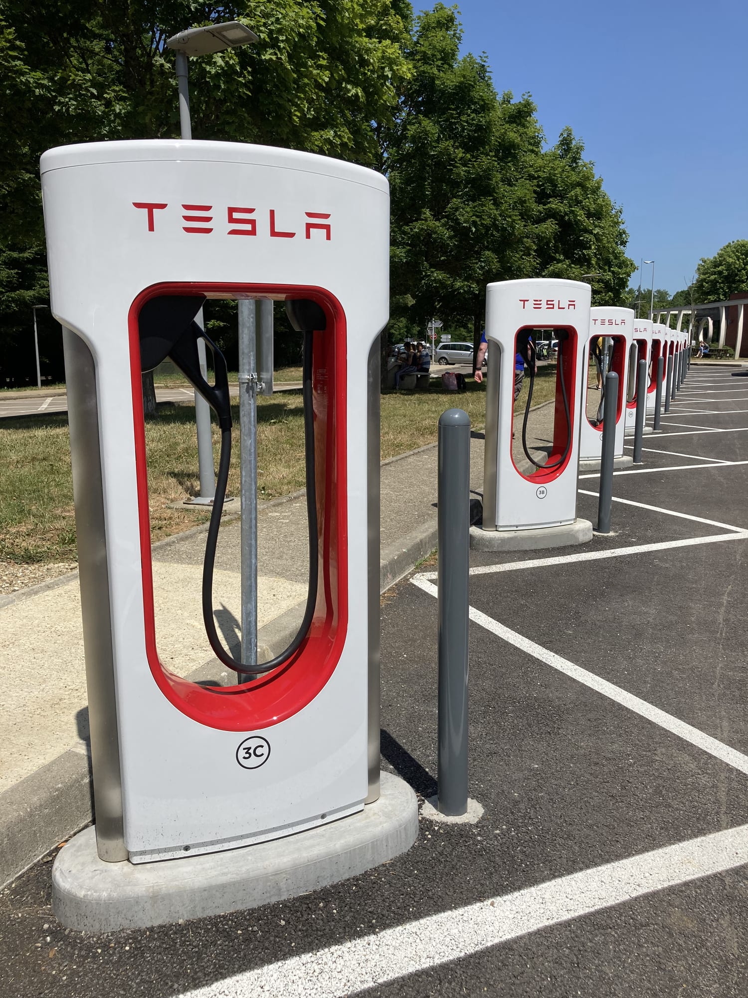 Teslas Supercharger öffnen für alle E-Autos: Hier könnt ihr schon laden