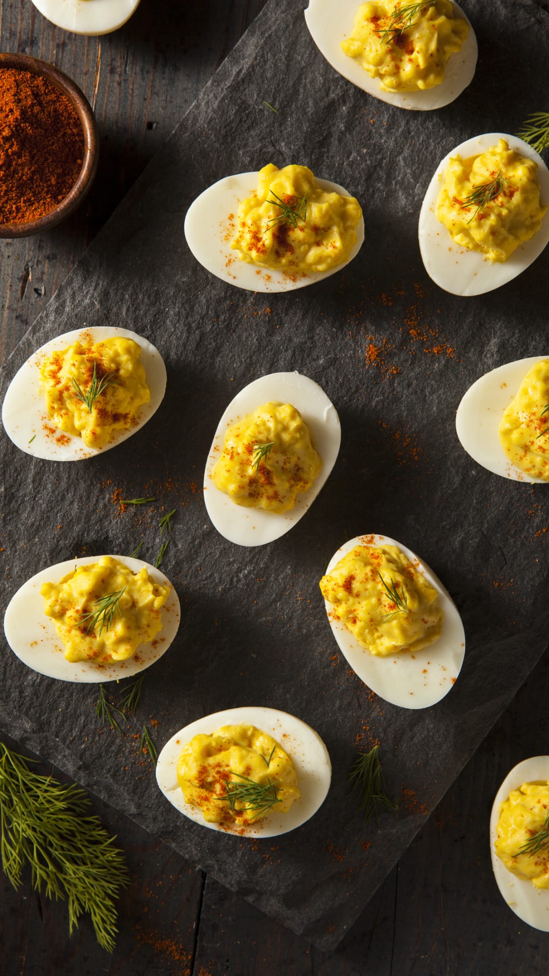 Huevos rellenos, aquí tienes una receta con pocos ingredientes para la hora de la cena