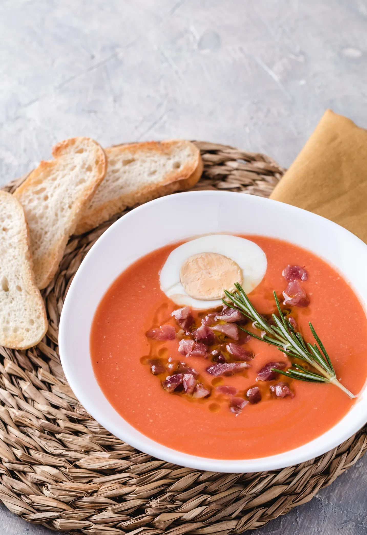 Receta de salmorejo cordobés con huevo y jamón