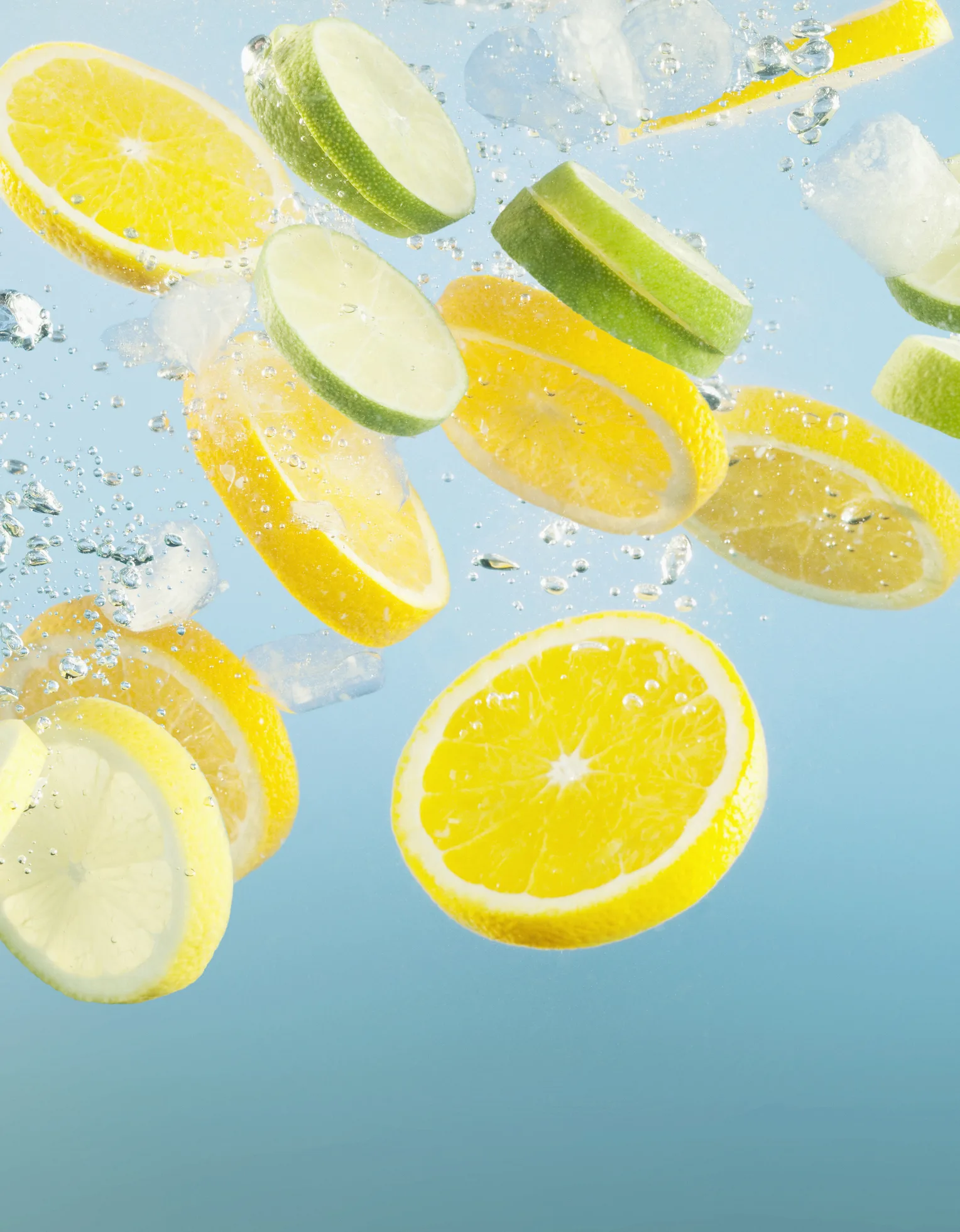 ¿El agua con limón tiene algún beneficio? Aquí te contamos por qué tomarla