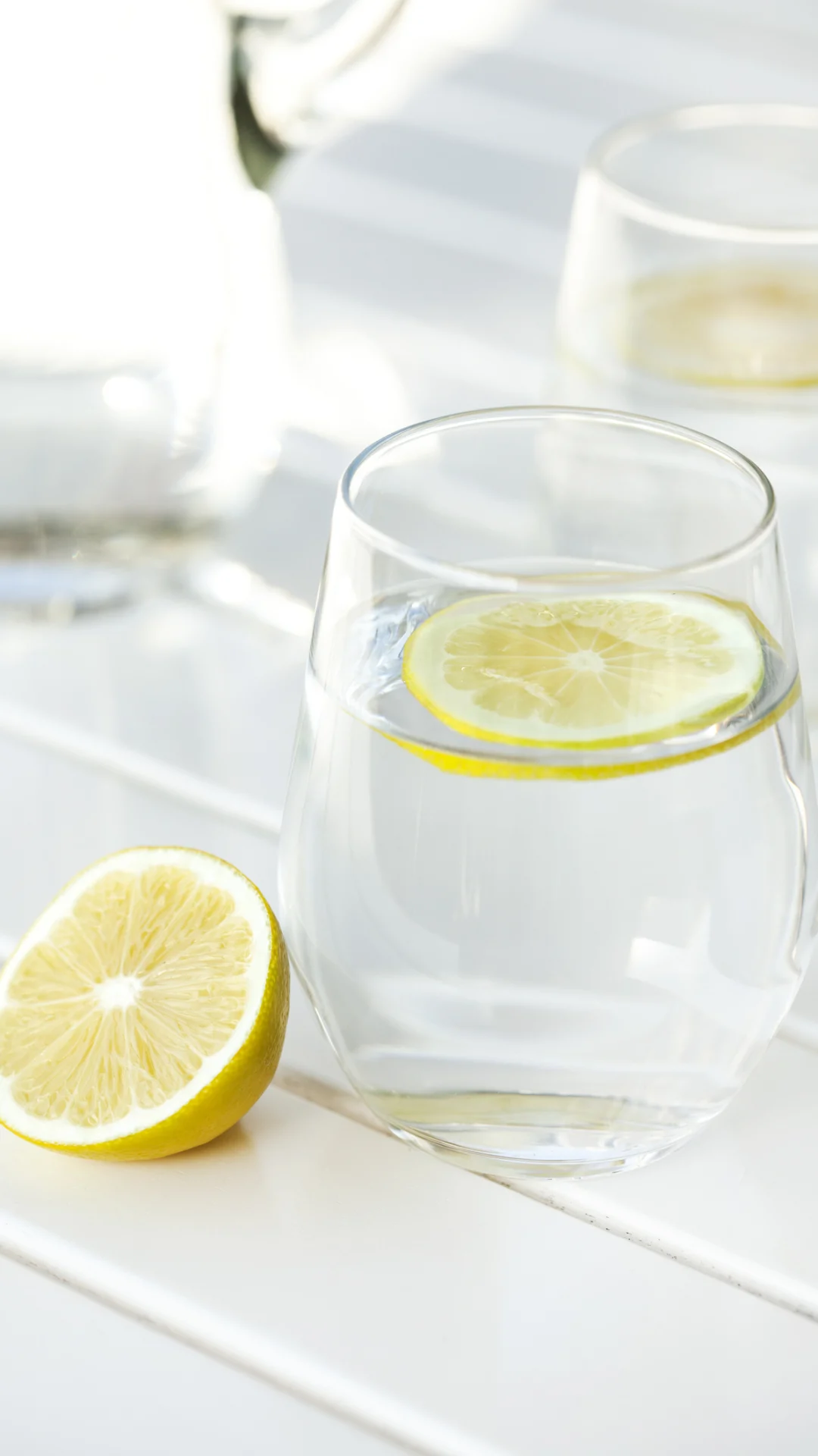 Beneficios de poner un vaso con agua y limón en casa