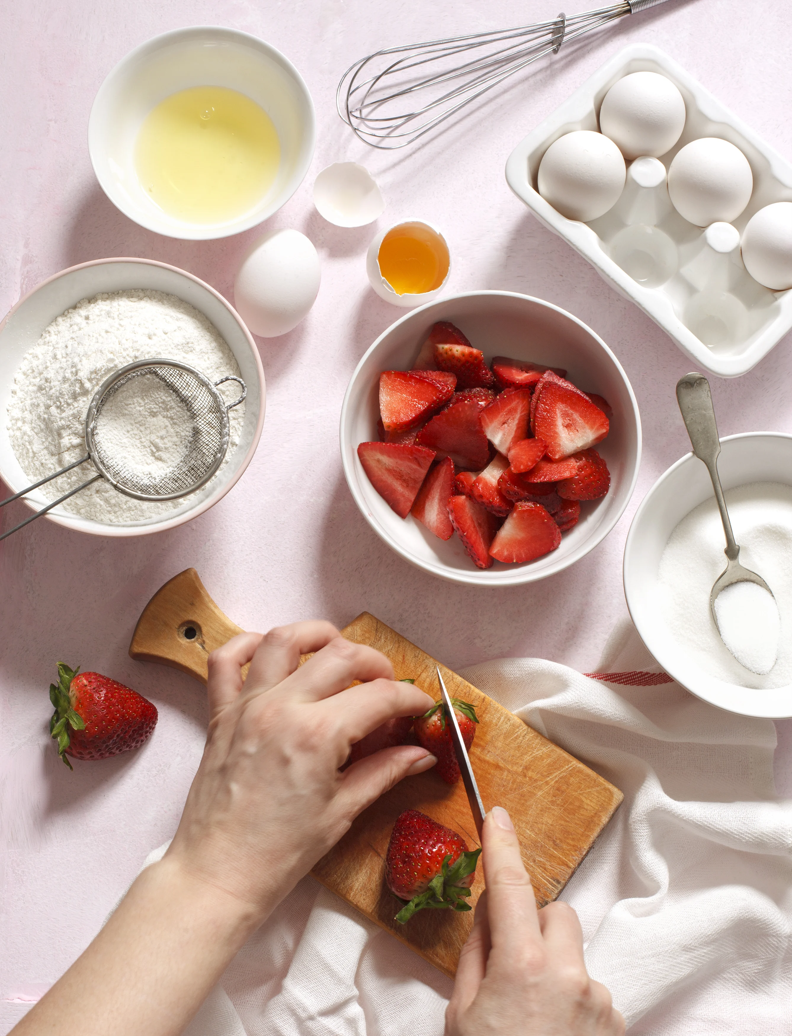 Para esas tardes de antojo, prepara este delicioso y esponjoso bizcocho de yogur y fresas