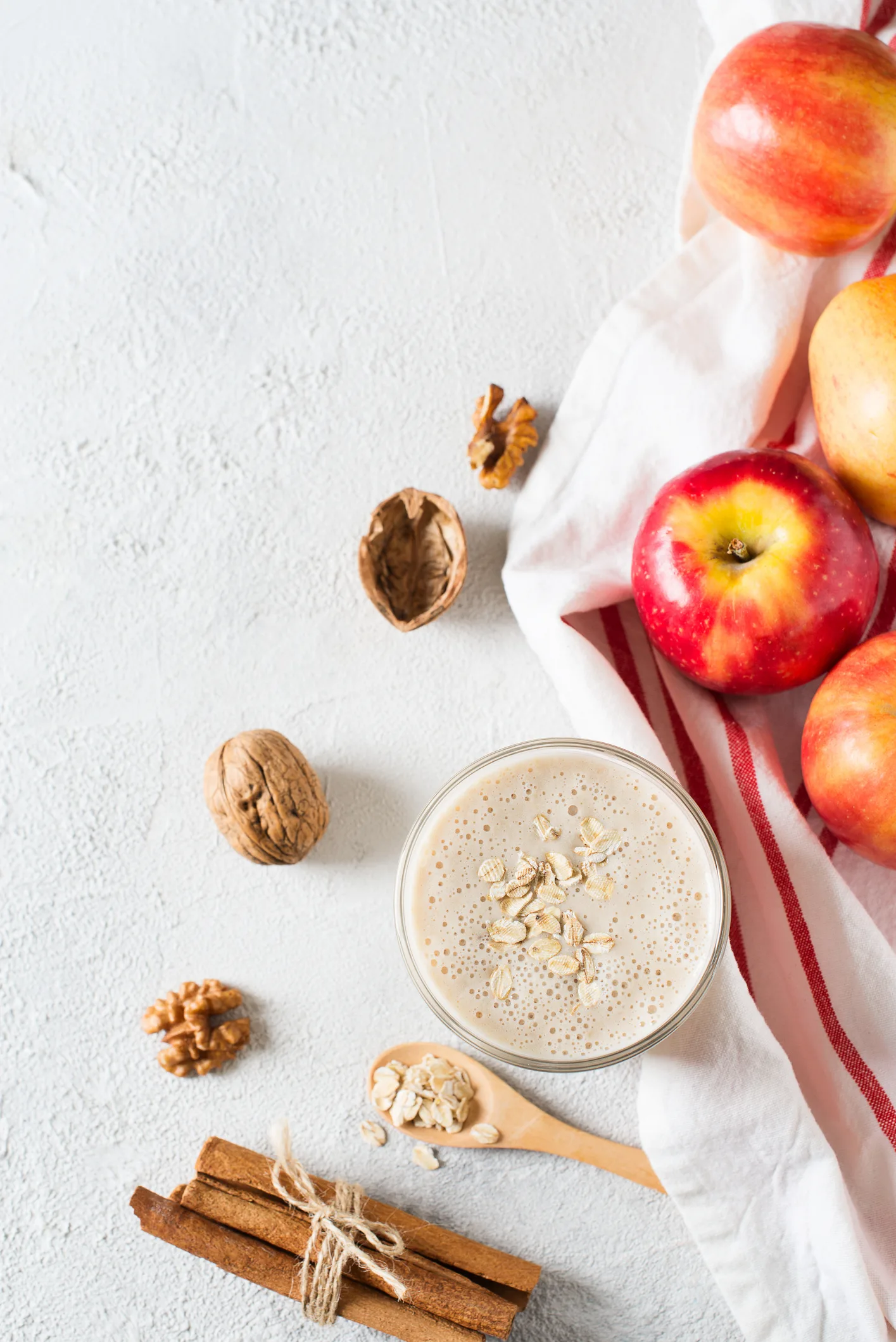 ¿No te dio tiempo de desayunar? Prepara este licuado de avena con manzana verde