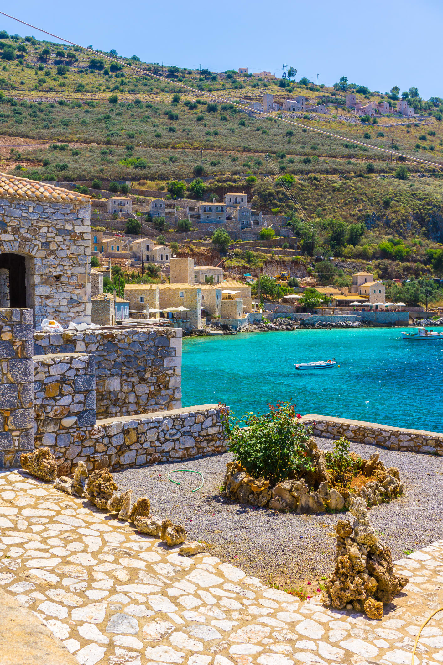 Μάνη: Η γαλαζοπράσινη μυστική παραλία που πρωταγωνίστησε στο διεθνή κινηματογράφο