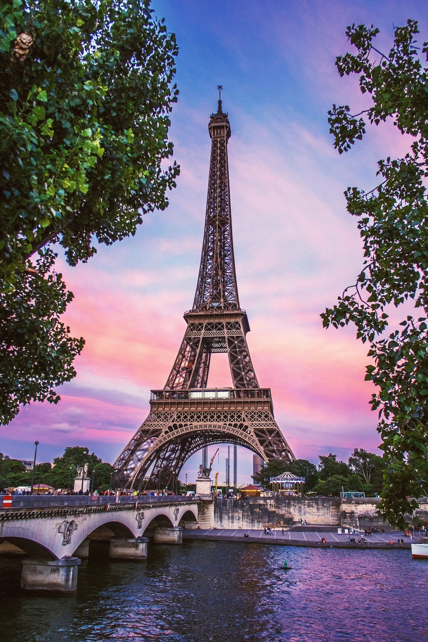 Tháp Eiffel cao thêm 6 mét