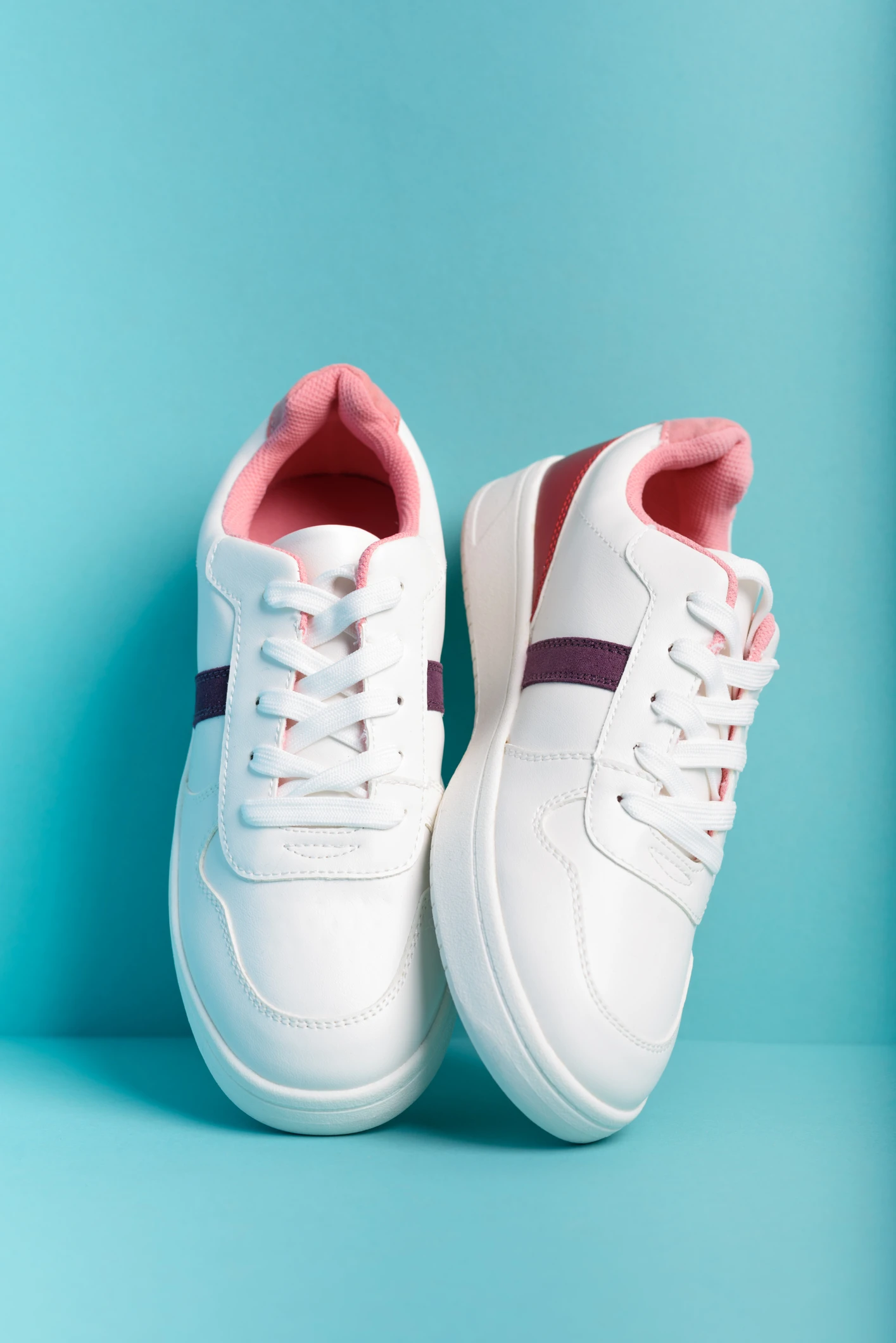 El truco definitivo para limpiar tus tenis blancos después de un día de lluvia