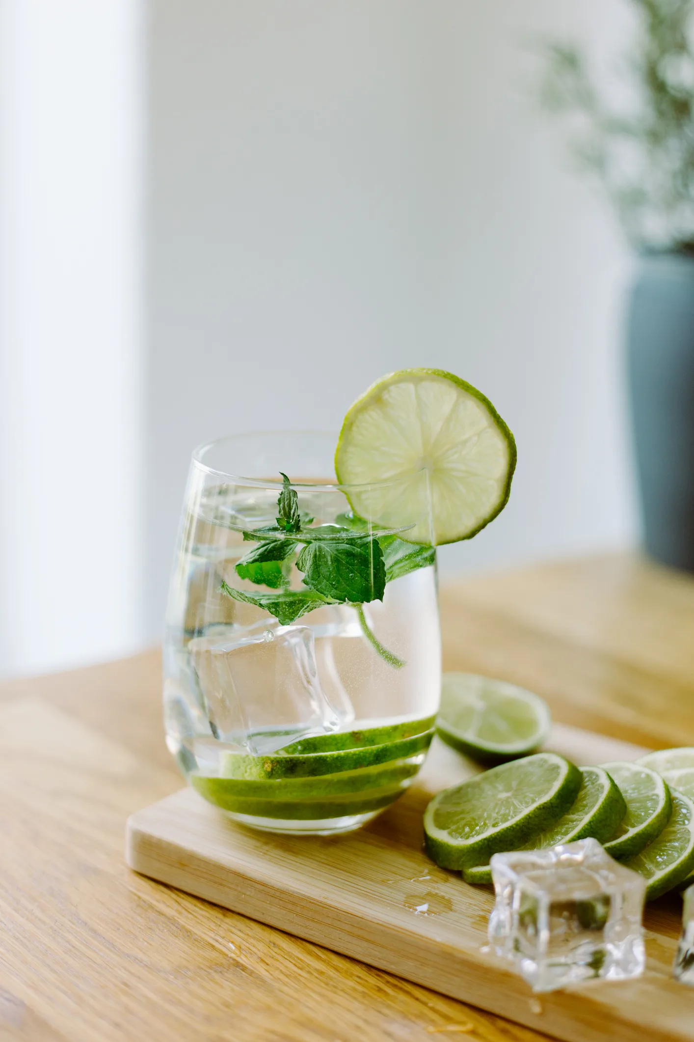 خبير تغذية يحدد شرطا لشرب الماء صباحا على معدة فارغة