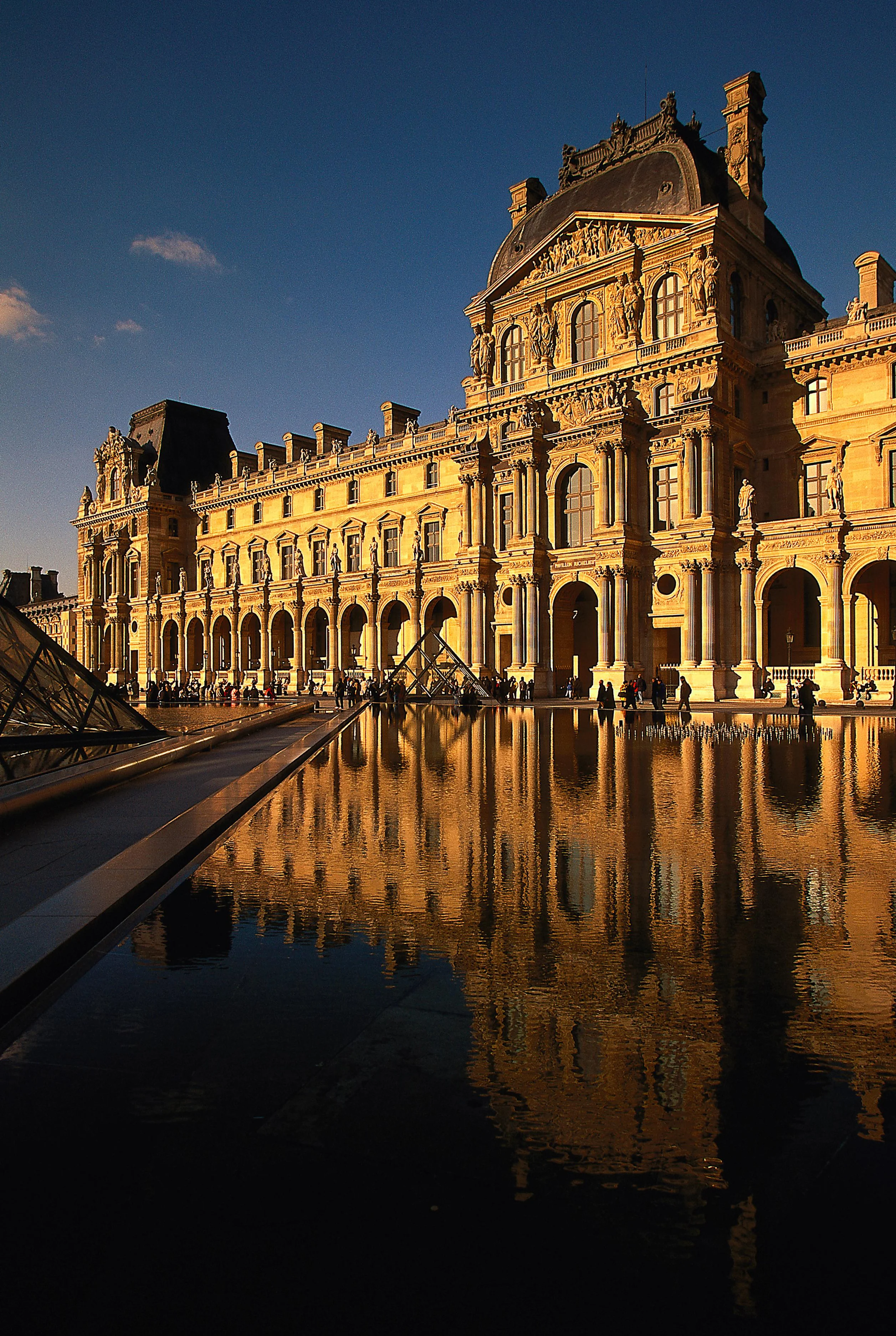 ルーヴル美術館を訪れた女性が体験したショッキングな出来事とは？