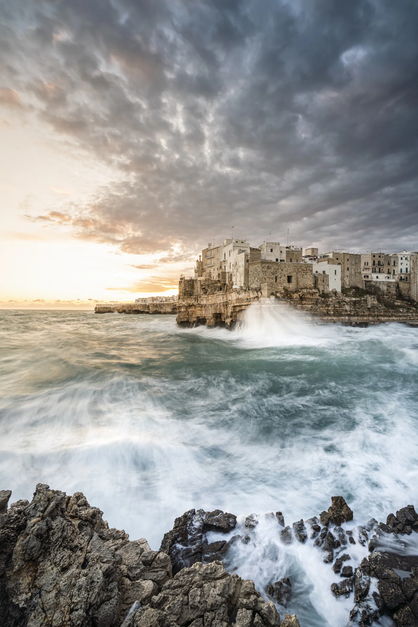 In Italia c’è un borgo mozzafiato a picco sul mare