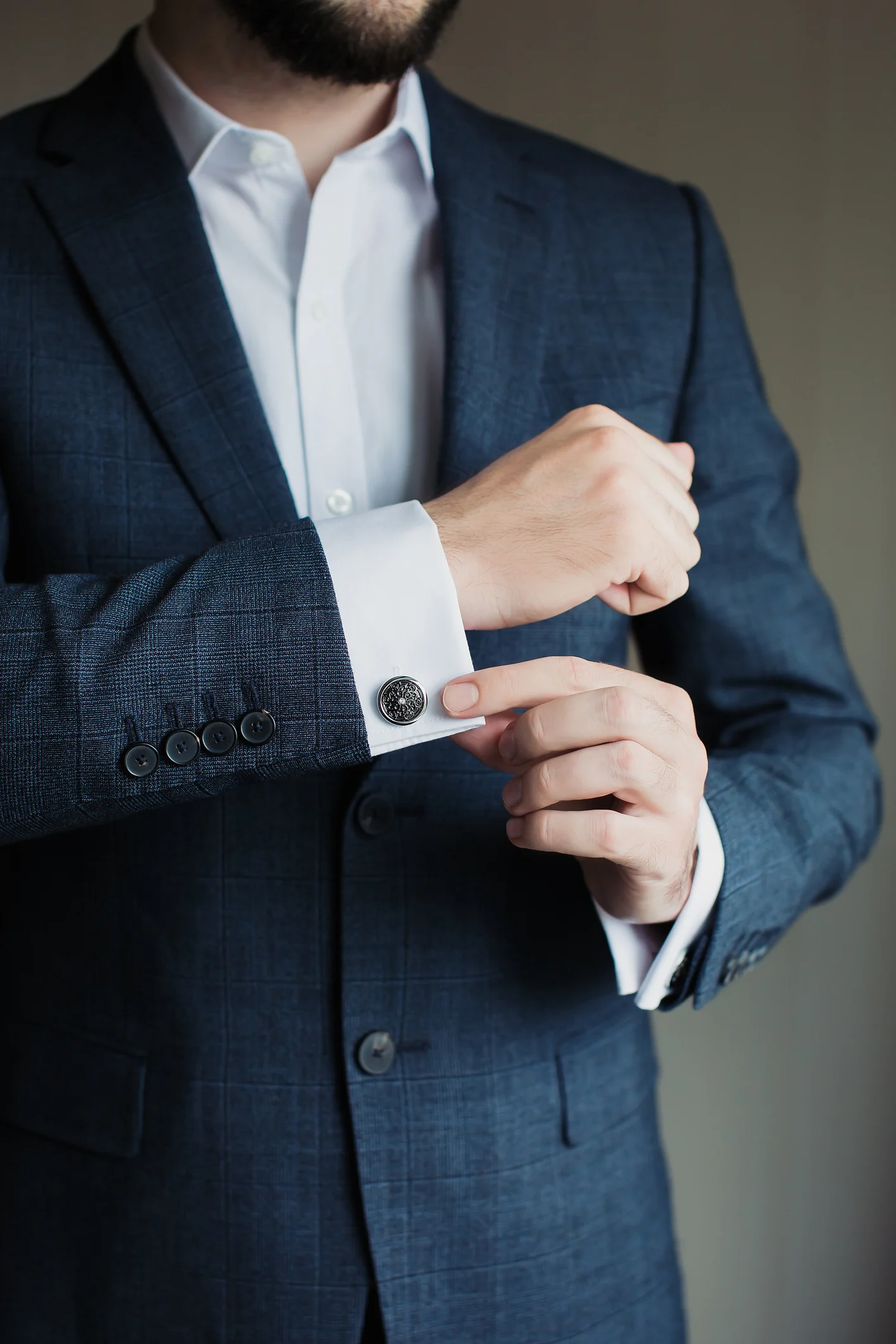 Trucos para poner los gemelos en la camisa y cómo escoger bien en una boda