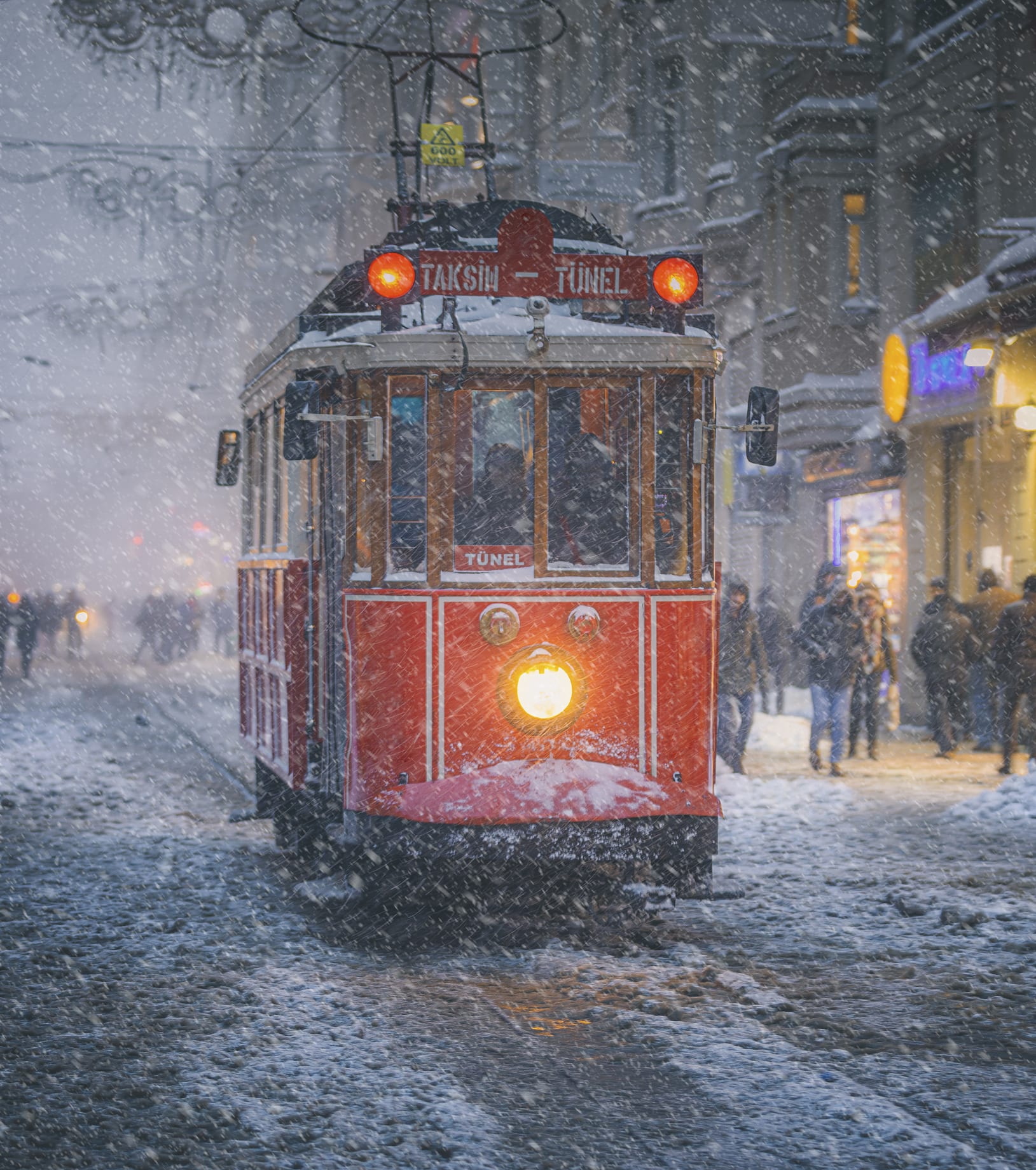 Heavy snowfall in Turkey disrupts flights, road traffic