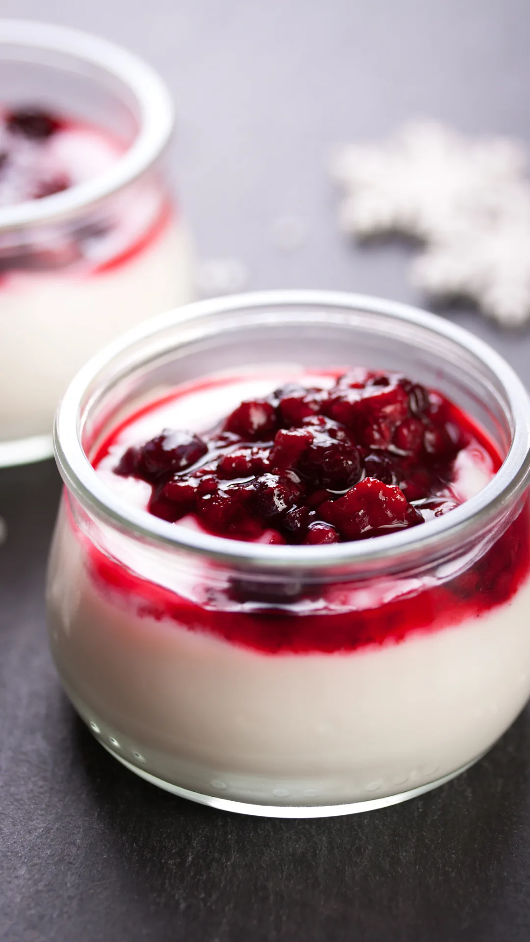 Receta para un postre fácil y elegante: panna cotta con salsa de arándano