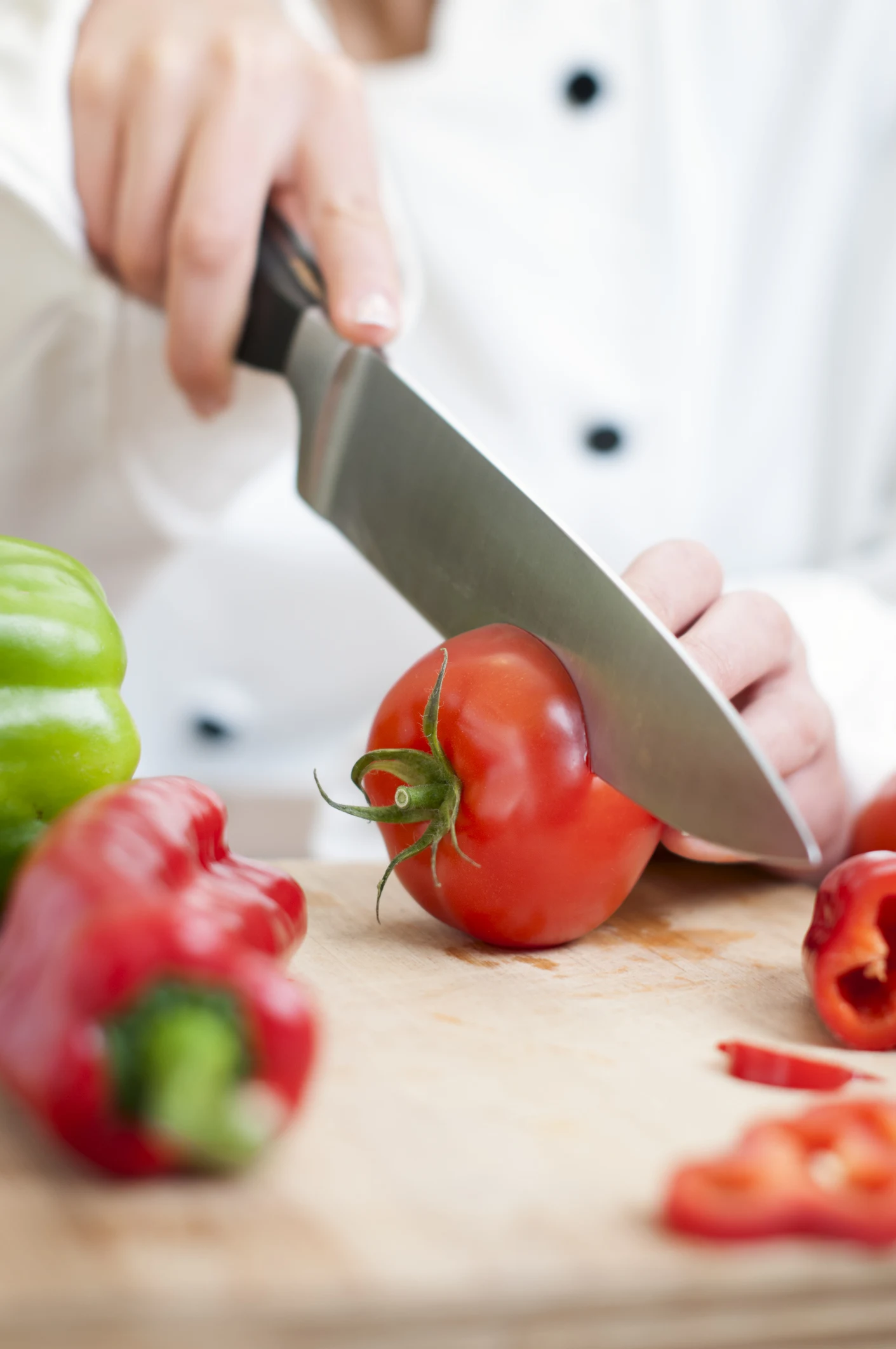 ¿Por qué no debo usar el mismo cuchillo para cortar frutas, verduras y carne?
