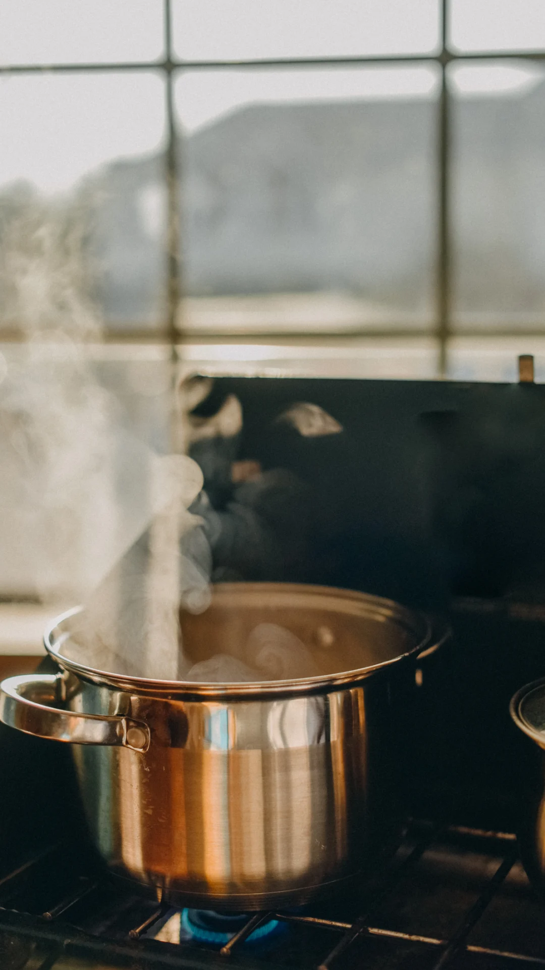 ¿Cocinaste al carbón? Así puedes quitarle el tizne a tus ollas y vaporeras de manera fácil