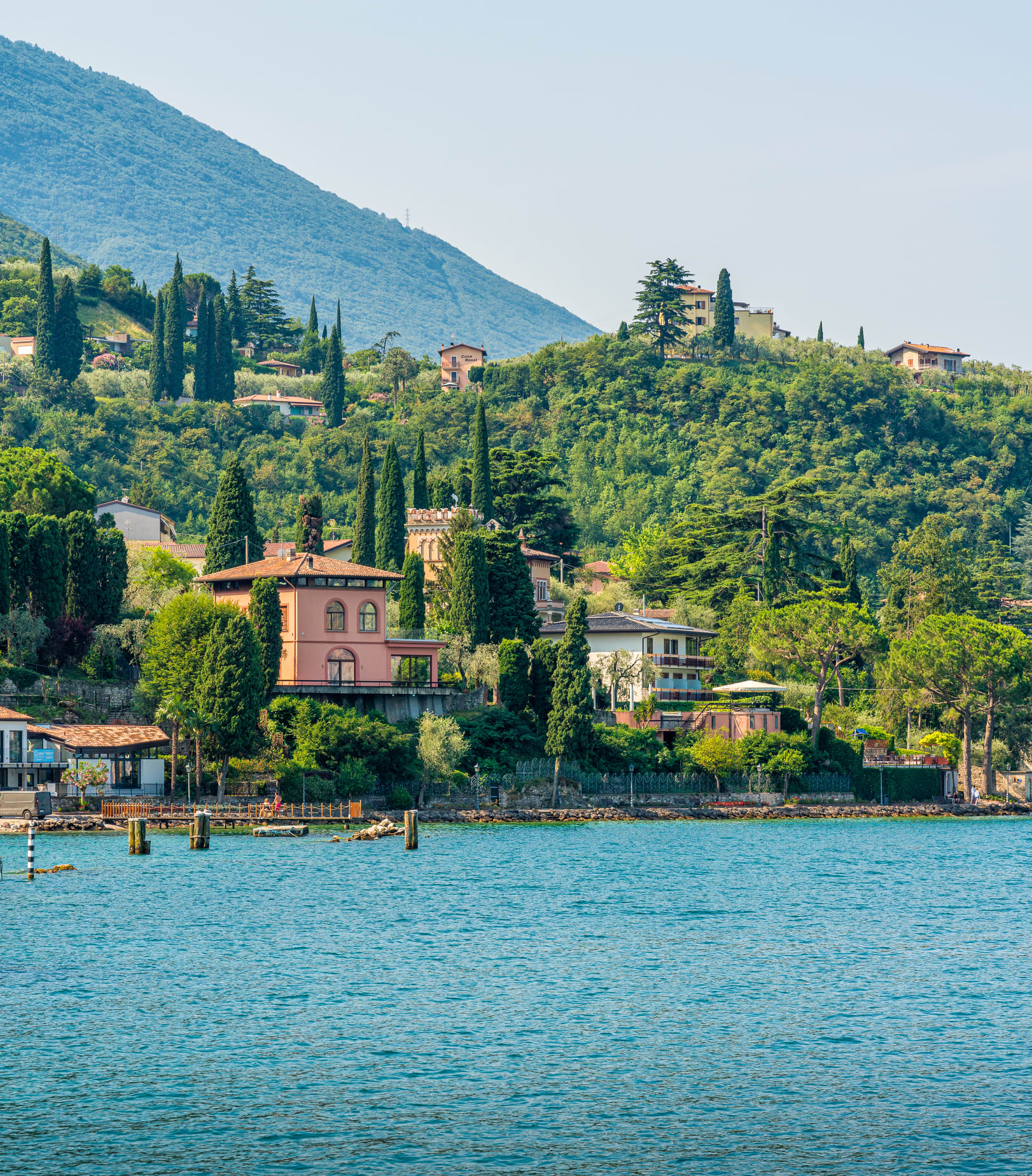 Il giardino fiorito sul lago è il più romantico d’Italia