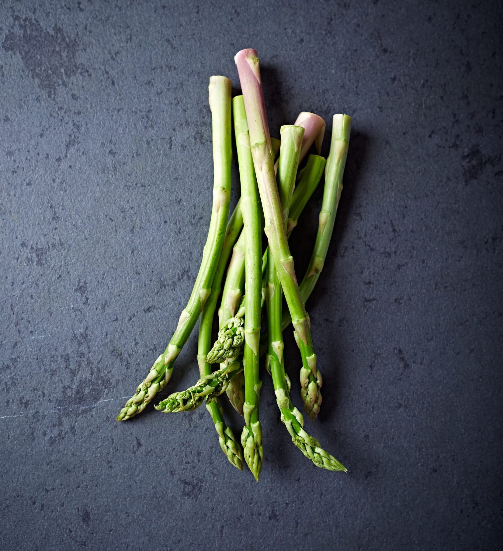 Espárragos verdes al limón con anchoas y parmesano: receta de puro sabor lista en menos de 30 minutos